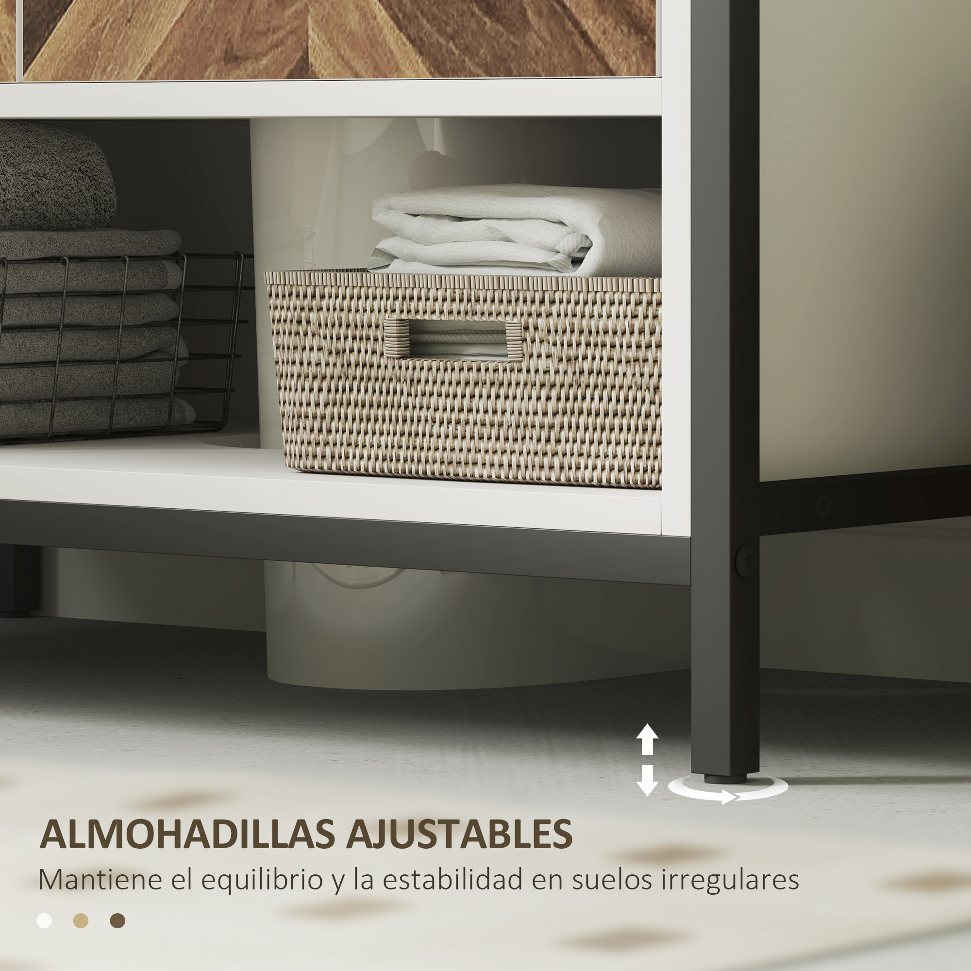 Un estante con toallas, una cesta tejida y un edredón doblado. Pies ajustables.