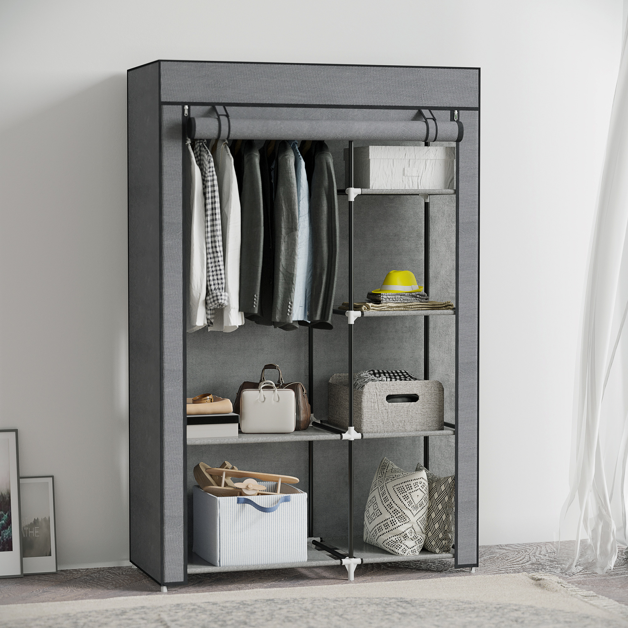 Armario de tela gris con barra de ropa, estantes, ropa, bolsos y decoración.
