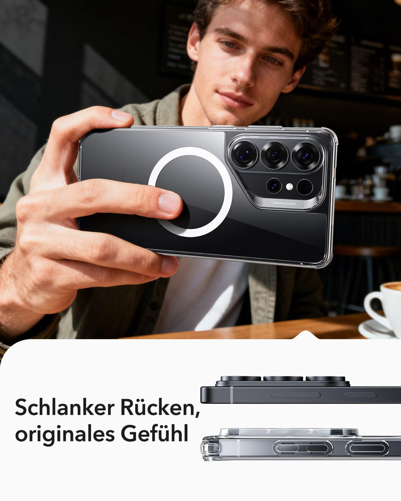 Mann hält durchsichtiges Handy mit magnetischem Ring und vier Kameras.