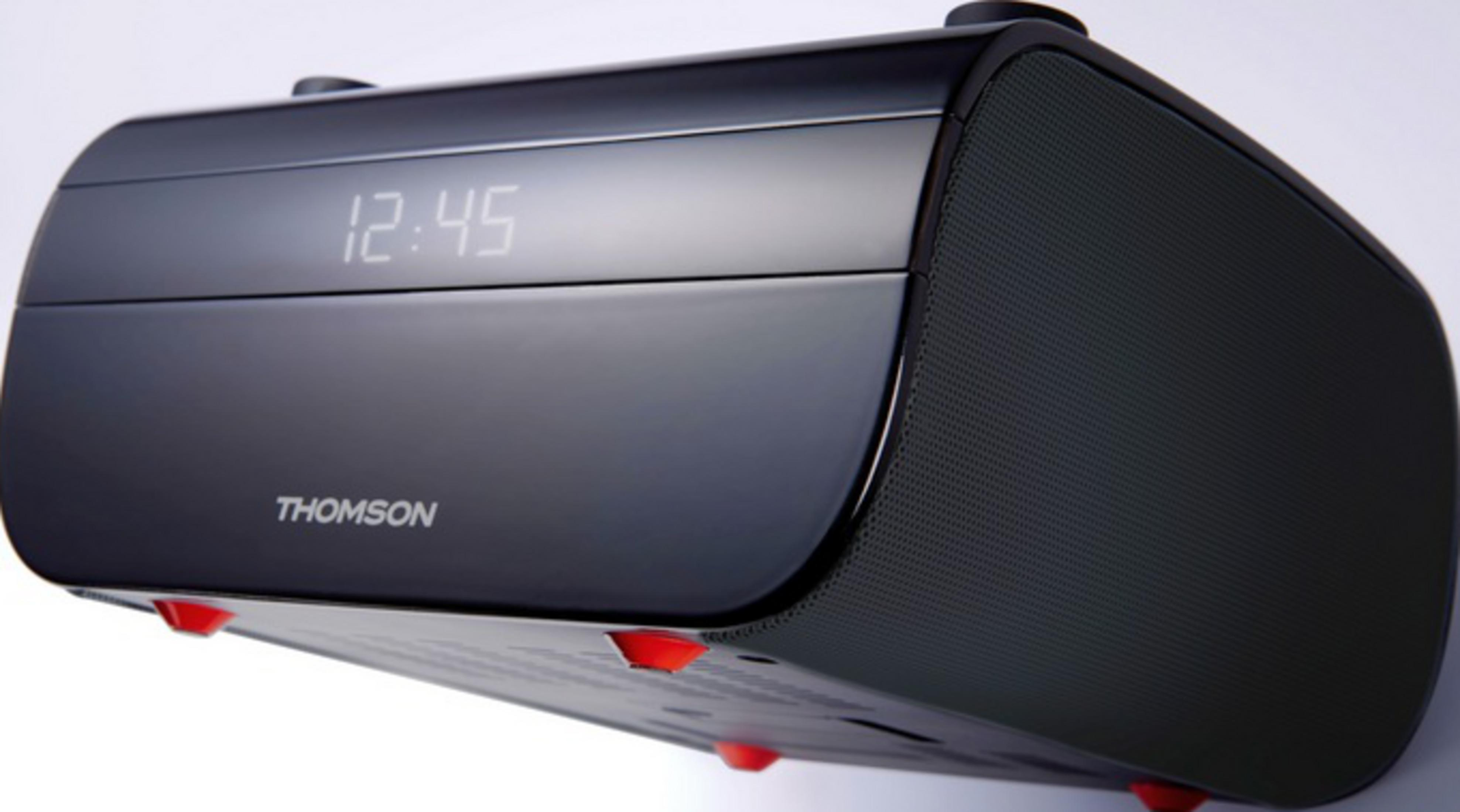 Ein schwarzer Thomson Radiowecker mit rotem Fuß und digitaler Anzeige 12:45.