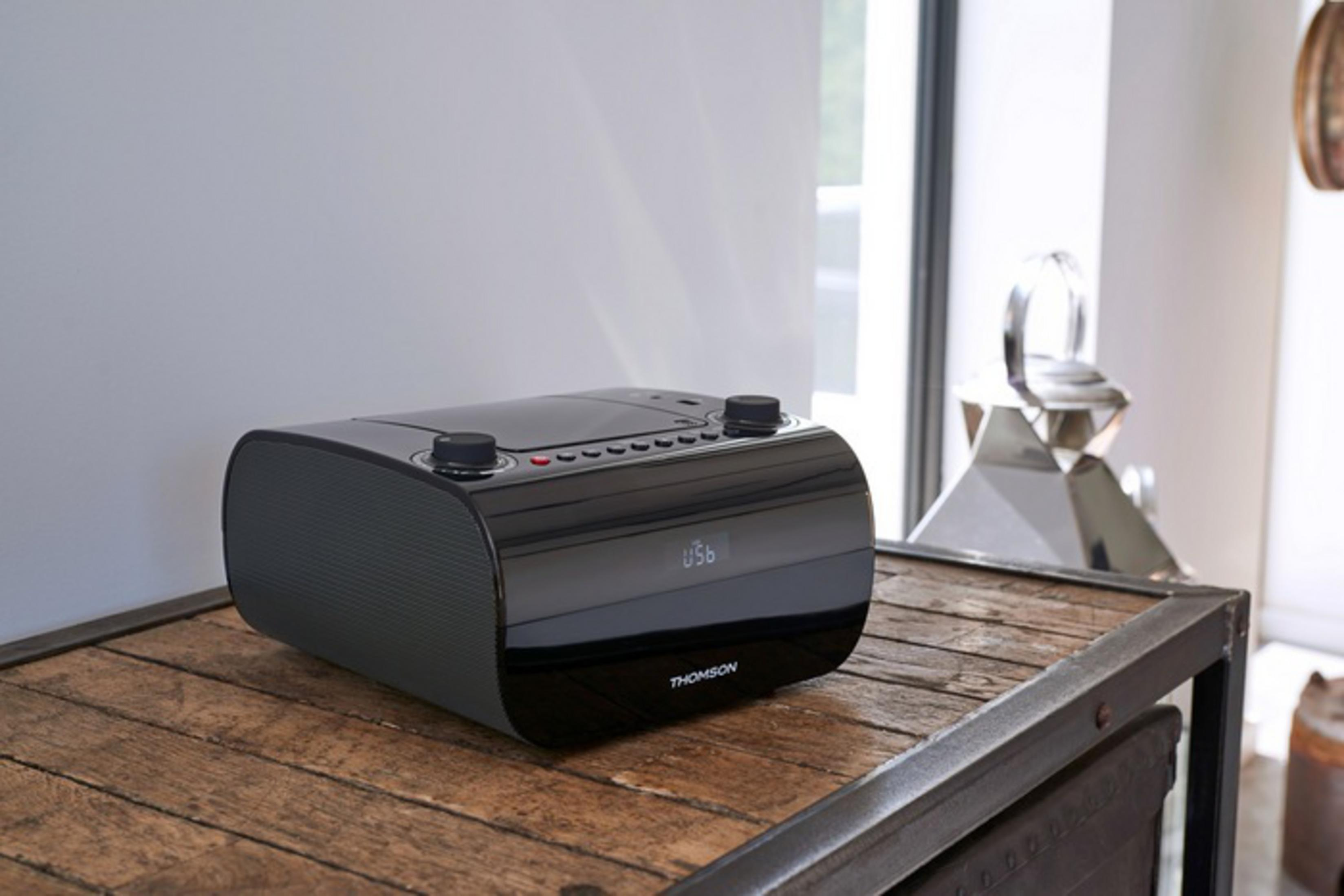 Ein schwarzes Thomson Radio mit CD-Player und USB-Anschluss steht auf einem Holztisch.