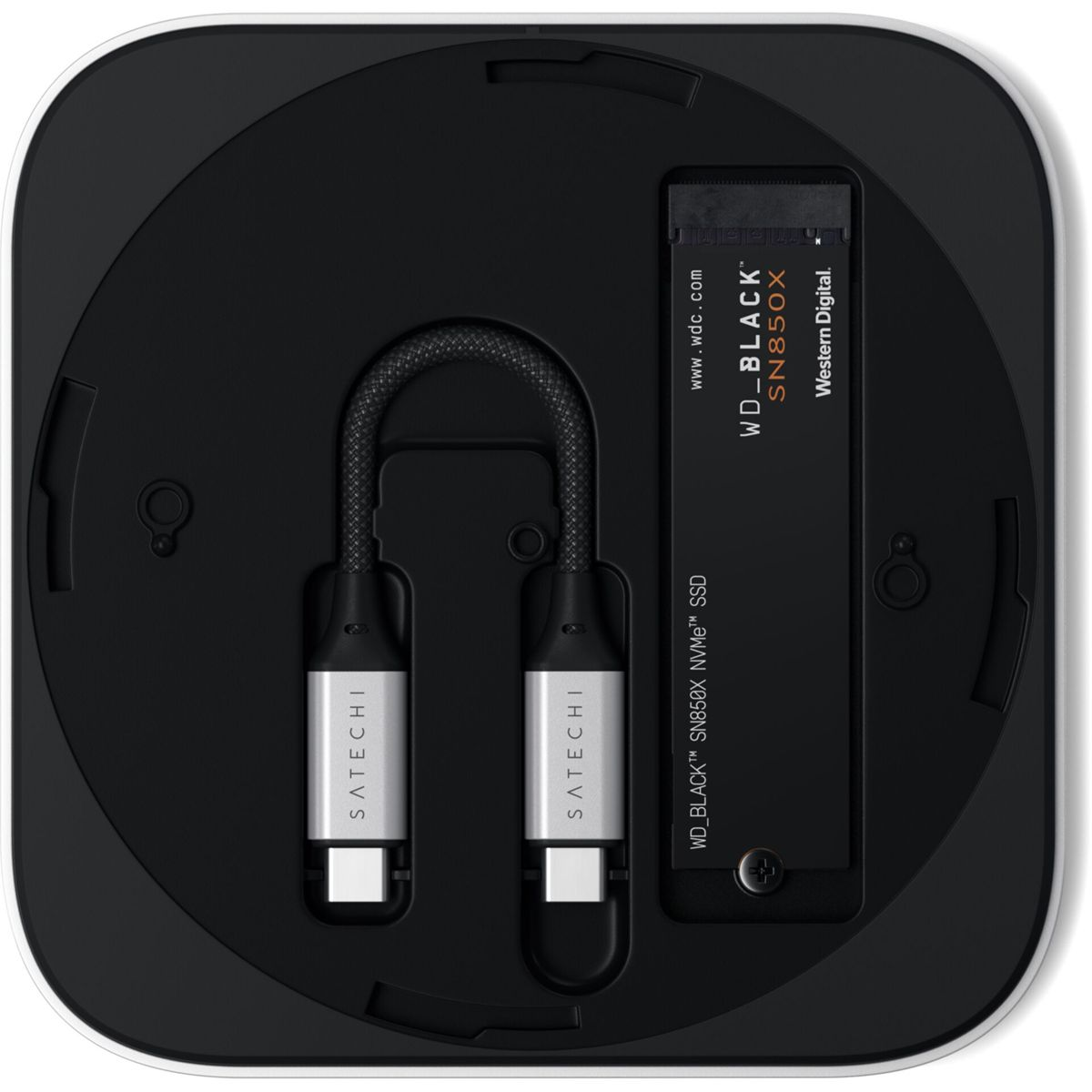 Ein schwarzer Kasten mit einem WD_BLACK SN850X SSD und zwei SATECHI Kabeln.