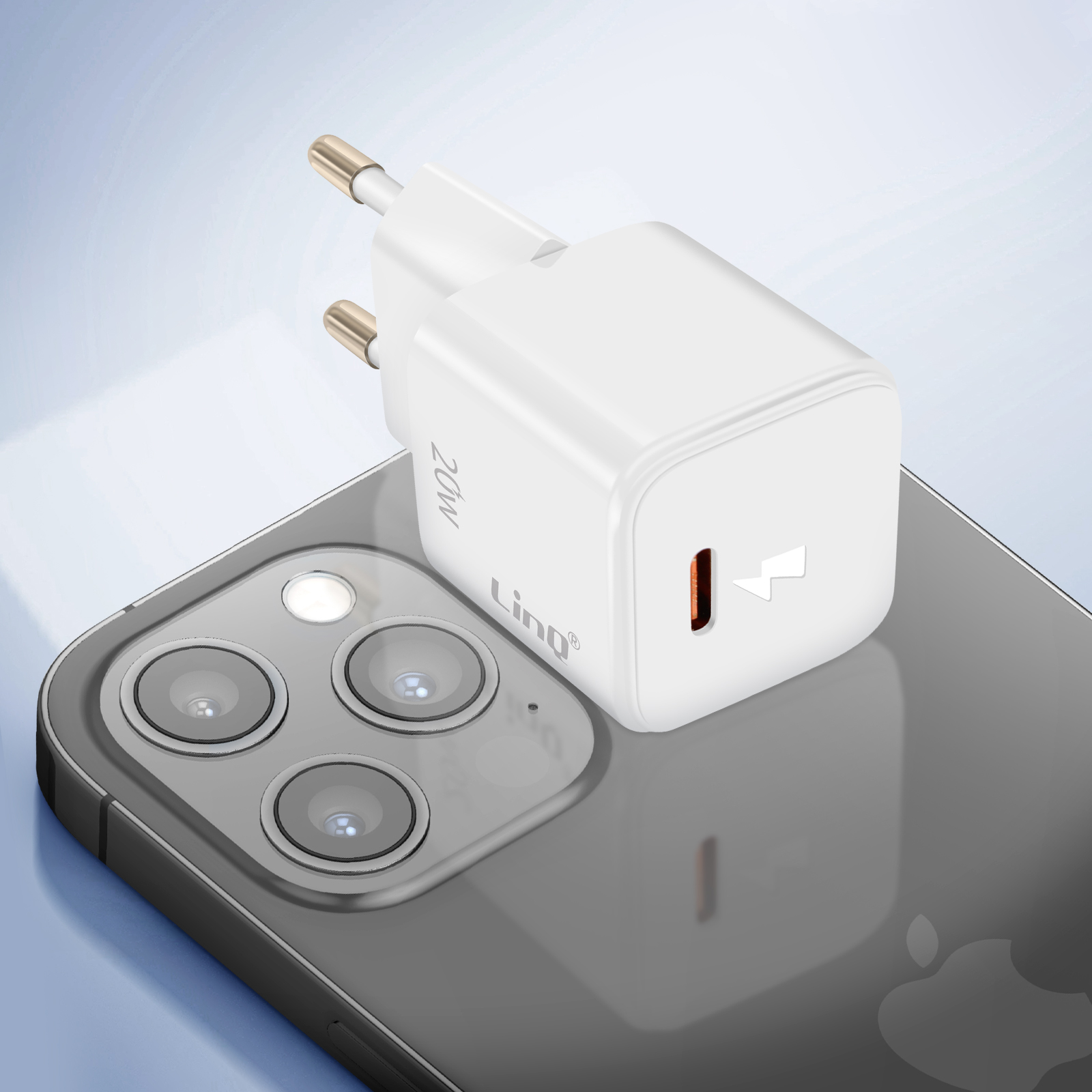 Un caricabatterie bianco con simbolo fulmine poggia su uno smartphone.