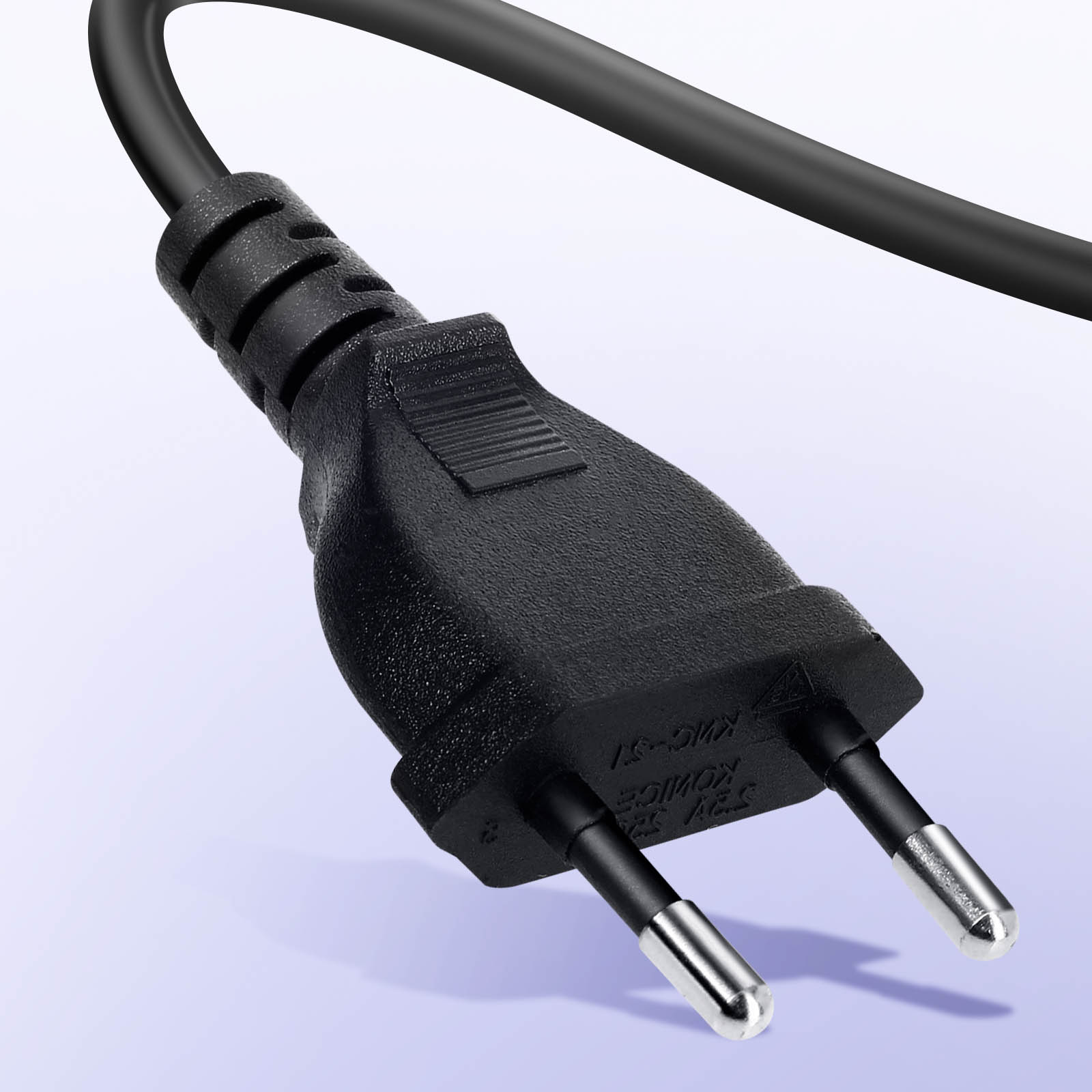 Ein schwarzer Stecker mit zwei Metallstiften und einem Kabel.