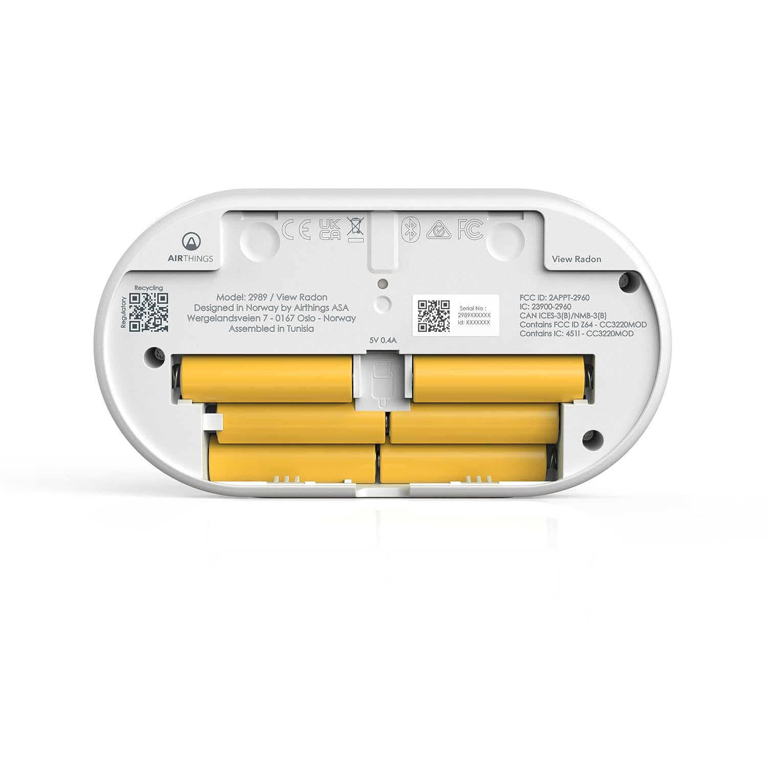Retro di un rilevatore di radon Airthings bianco con 6 batterie.
