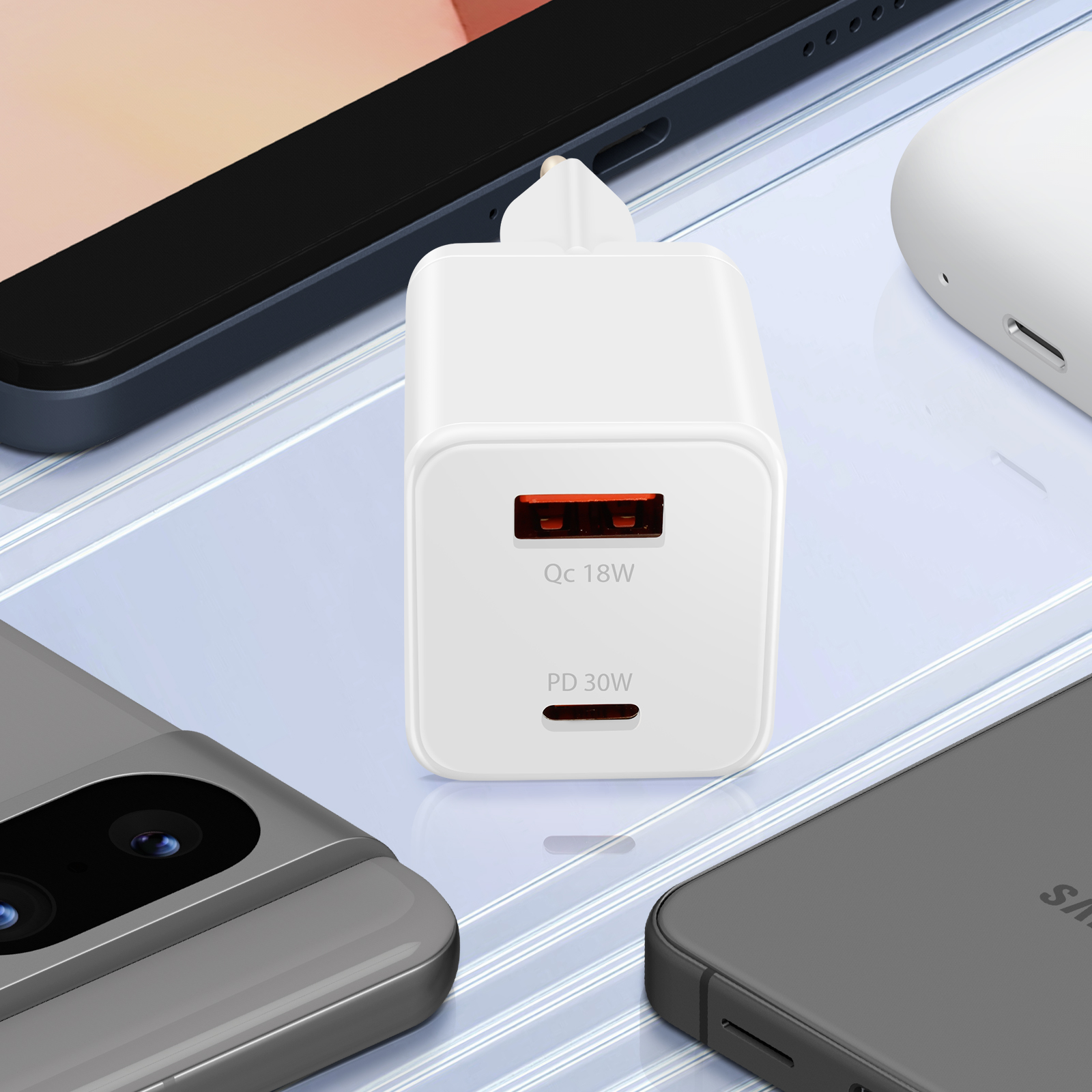 Un adattatore di ricarica bianco a doppia porta circondato da smartphone.