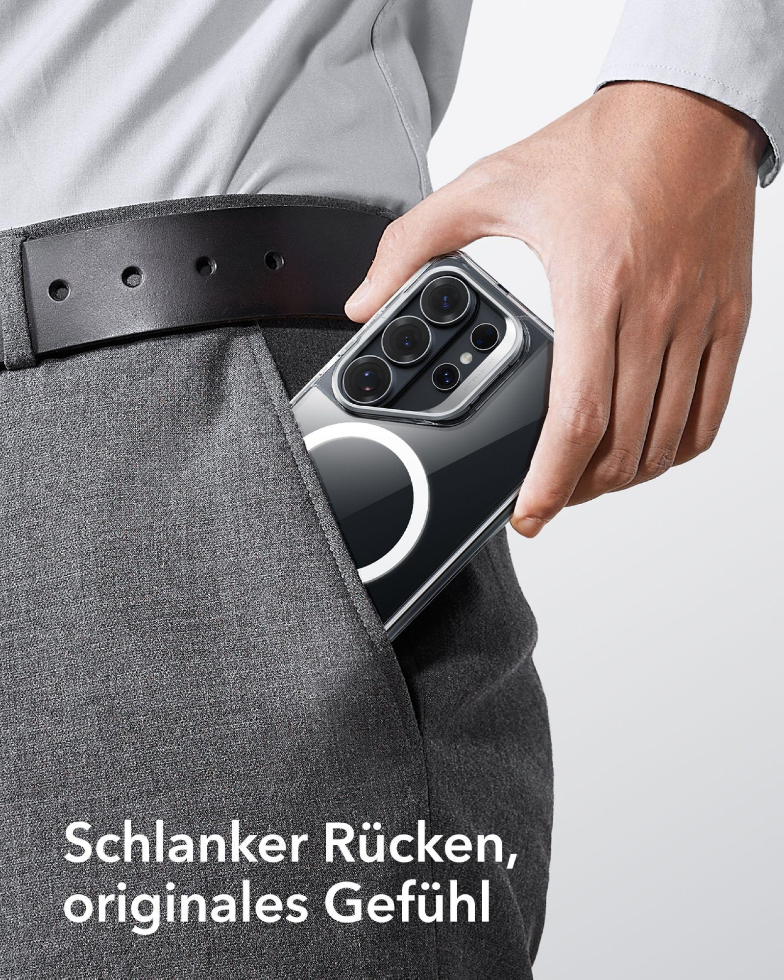 Mann steckt Smartphone mit MagSafe-Ring in graue Hosentasche.