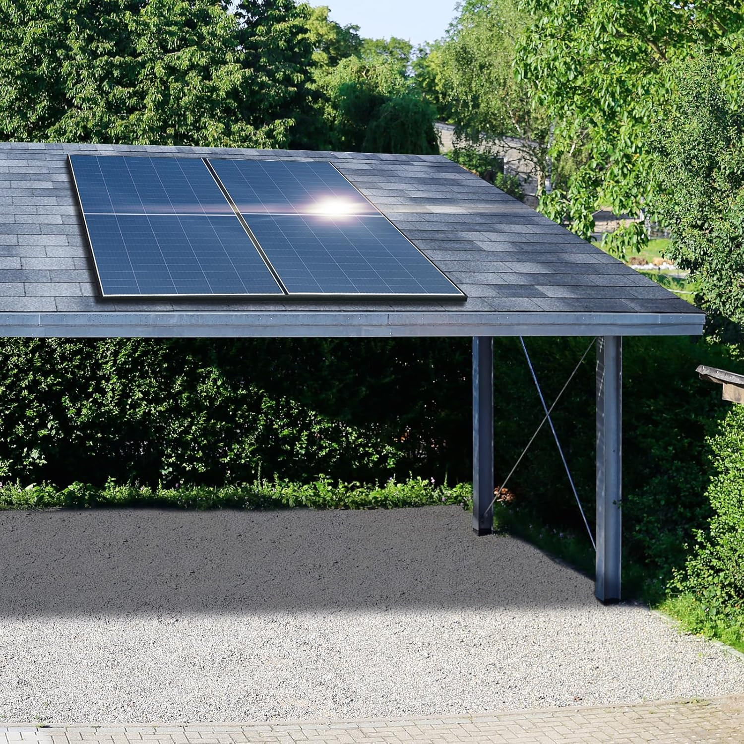 Ein Carport mit Solarmodulen auf dem Dach, umgeben von Grün.