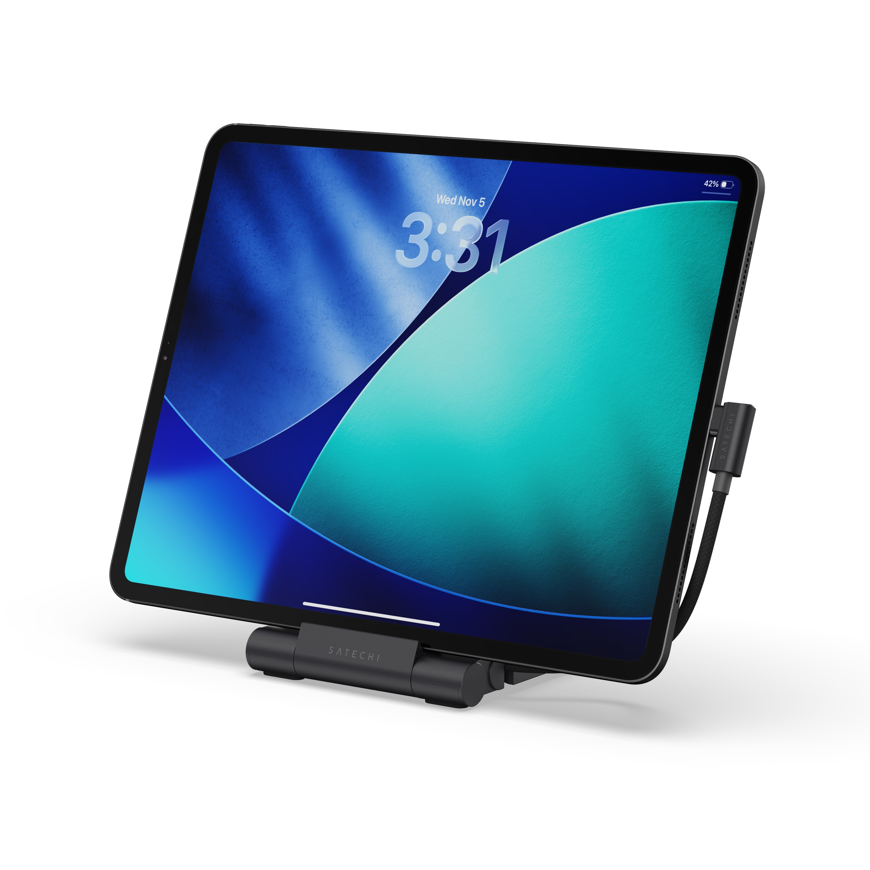 Un supporto nero tiene un tablet con sfondo blu e ora 3:31.