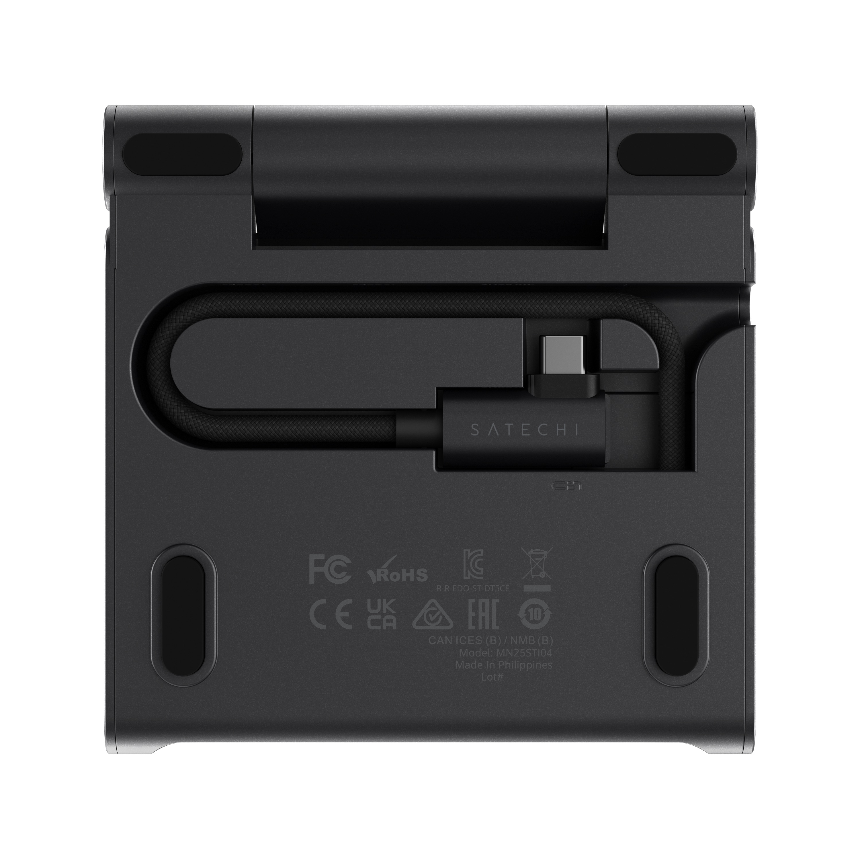 Hub USB-C Satechi nero con cavo e marchi di certificazione sul fondo.