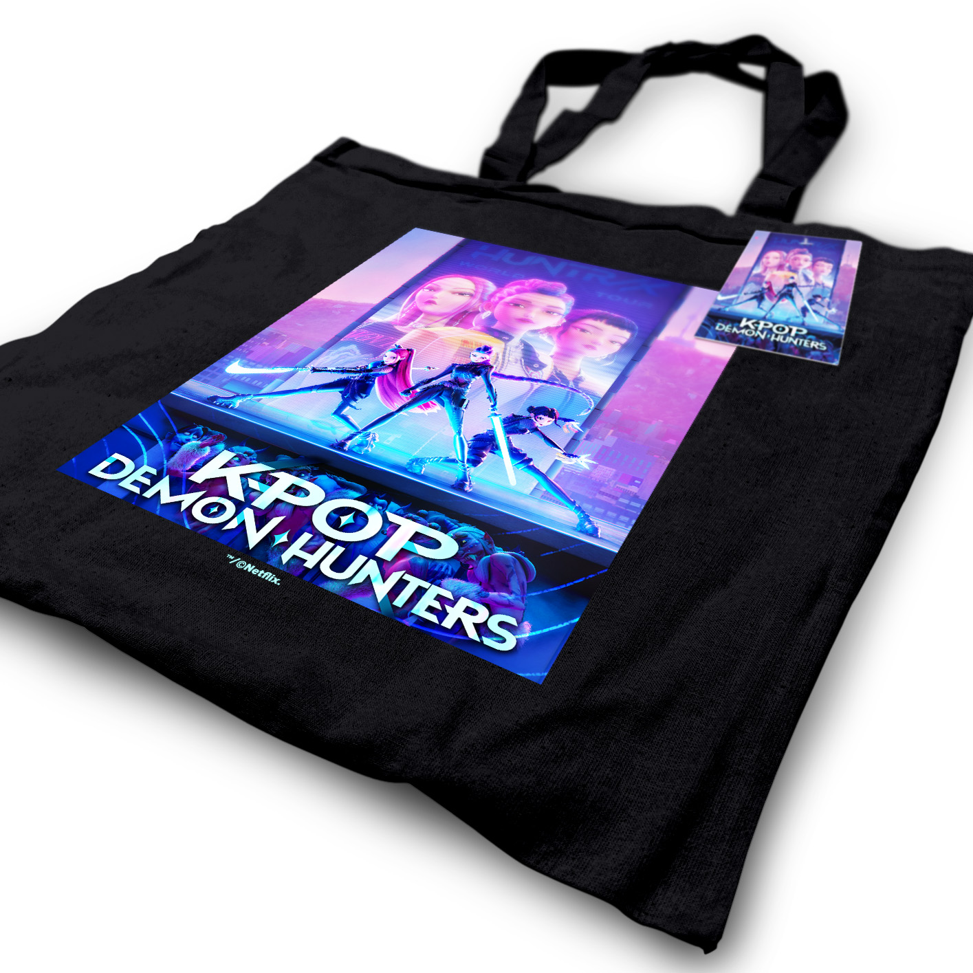 Schwarze Tasche mit KPOP DEMON HUNTERS-Motiv, die vier Charaktere zeigt.