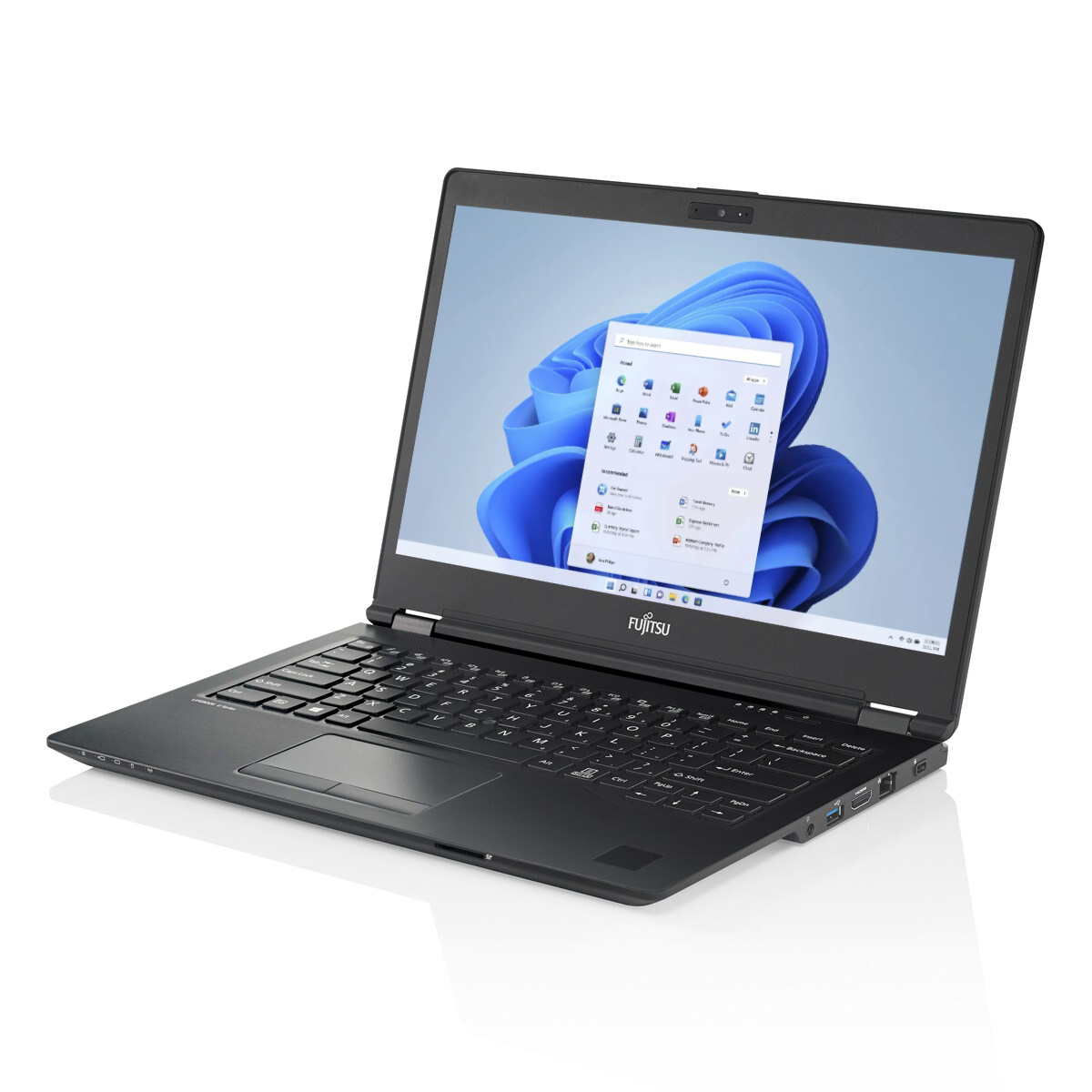 Schwarzer Fujitsu-Laptop mit geöffnetem Bildschirm, der das Windows 11-Startmenü anzeigt.