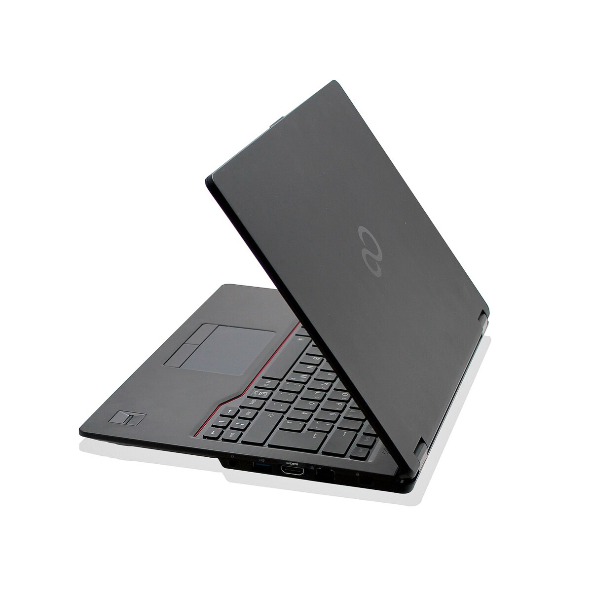 Ein schwarzer Laptop mit geöffnetem Deckel, der auf einem weißen Hintergrund steht.