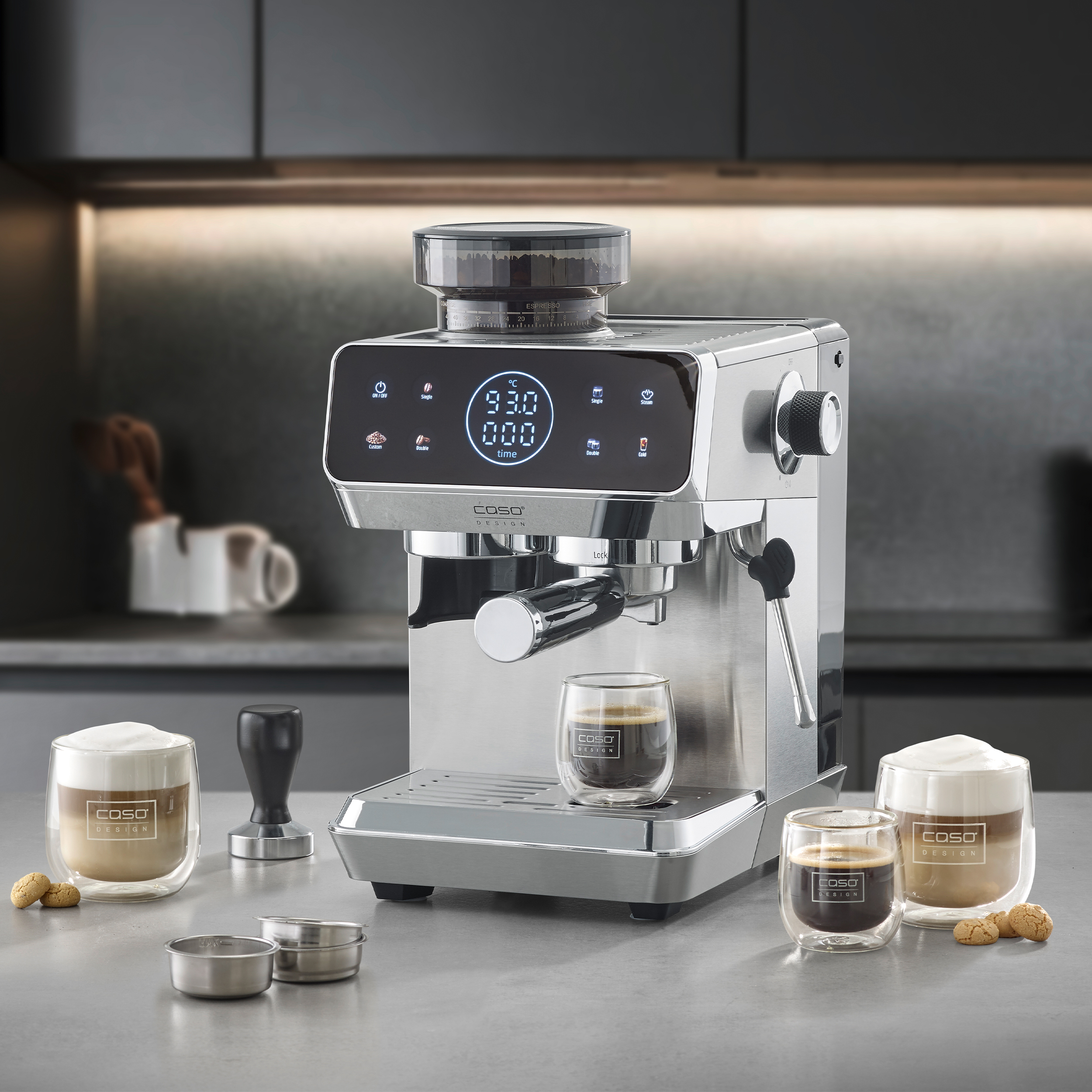 Eine silberne Espressomaschine mit digitalem Display und Milchkaffee.
