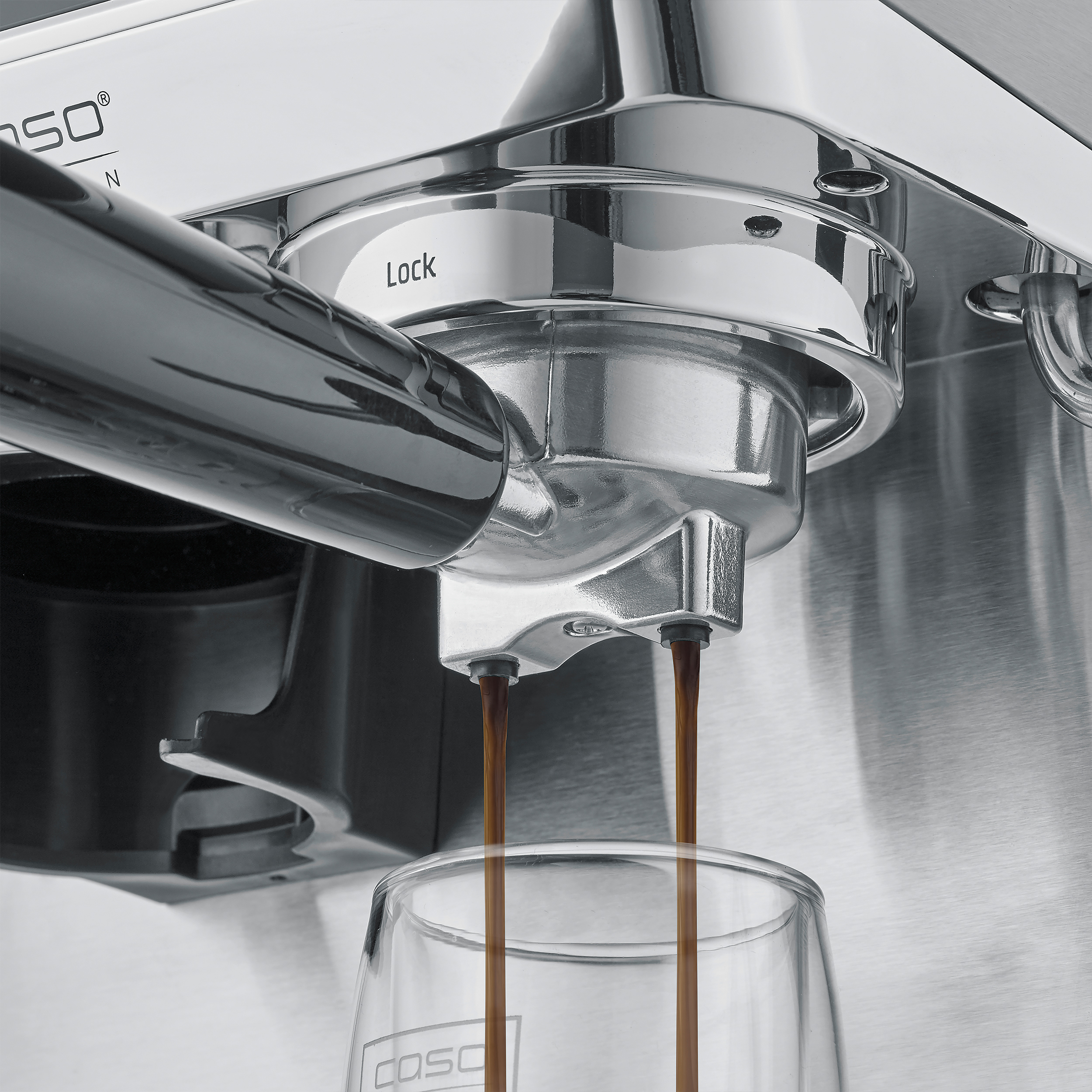 Kaffee fließt aus einer Espressomaschine in ein Glas.
