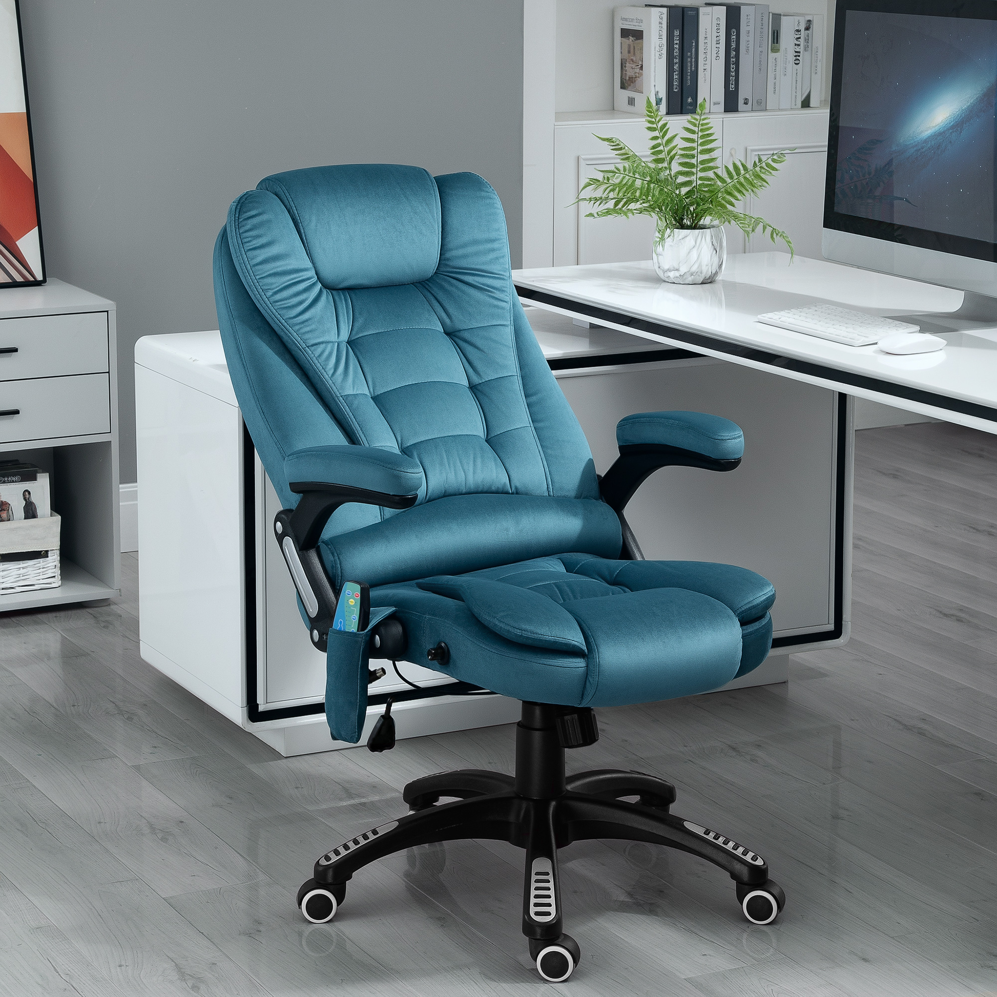 Una silla de oficina azul con función de masaje junto a un escritorio blanco.