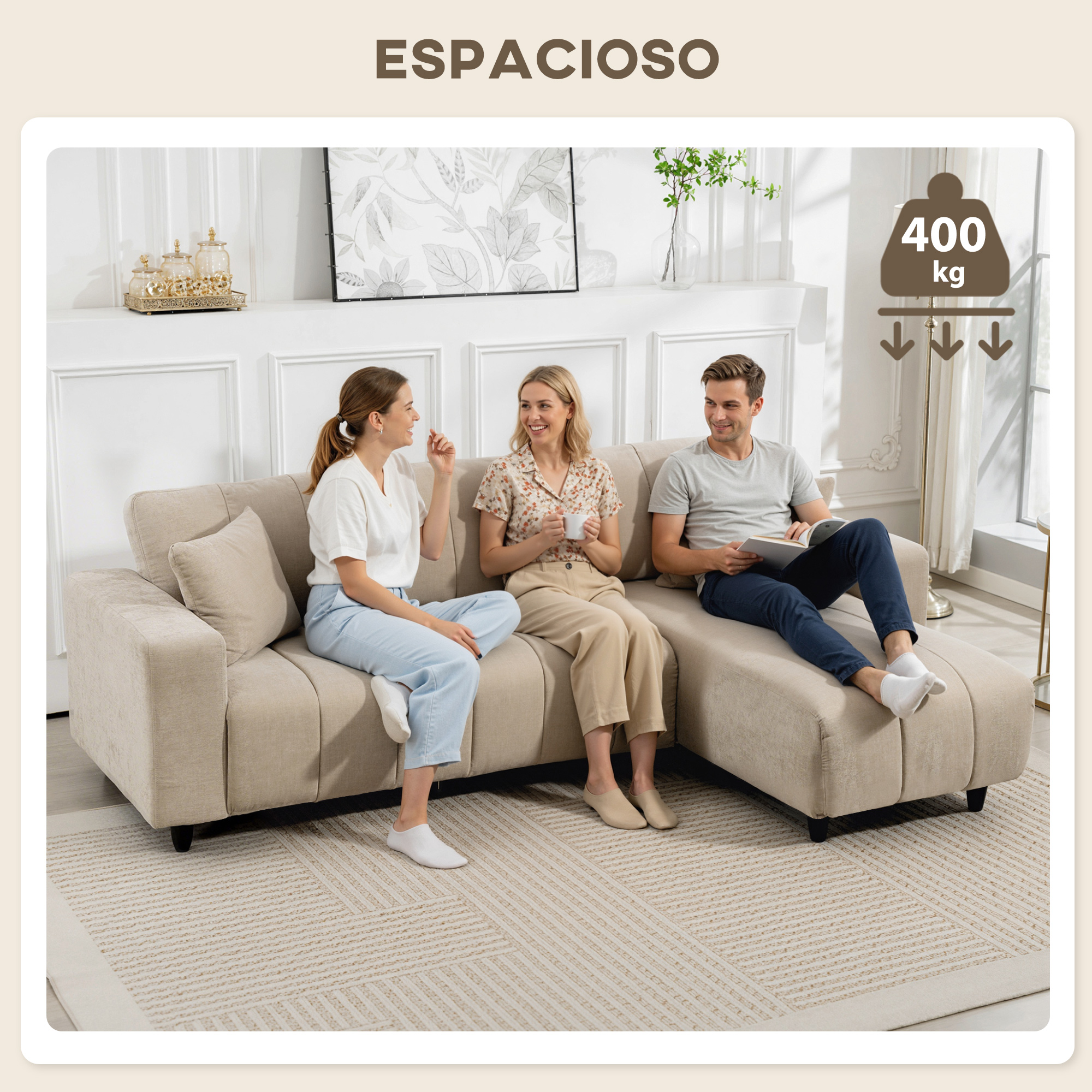 Tres personas sentadas en un sofá esquinero beige. Un hombre lee, dos mujeres charlan.