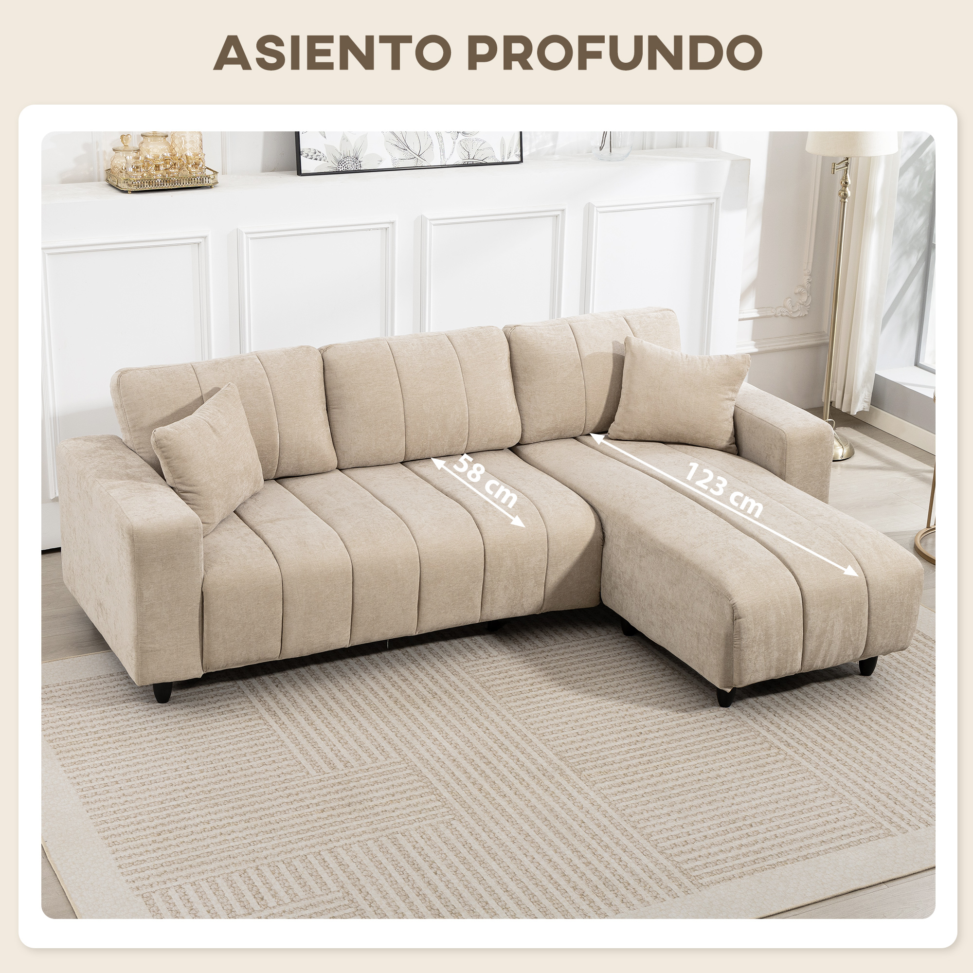 Sofá seccional beige con costuras verticales y dos cojines sobre alfombra estampada.
