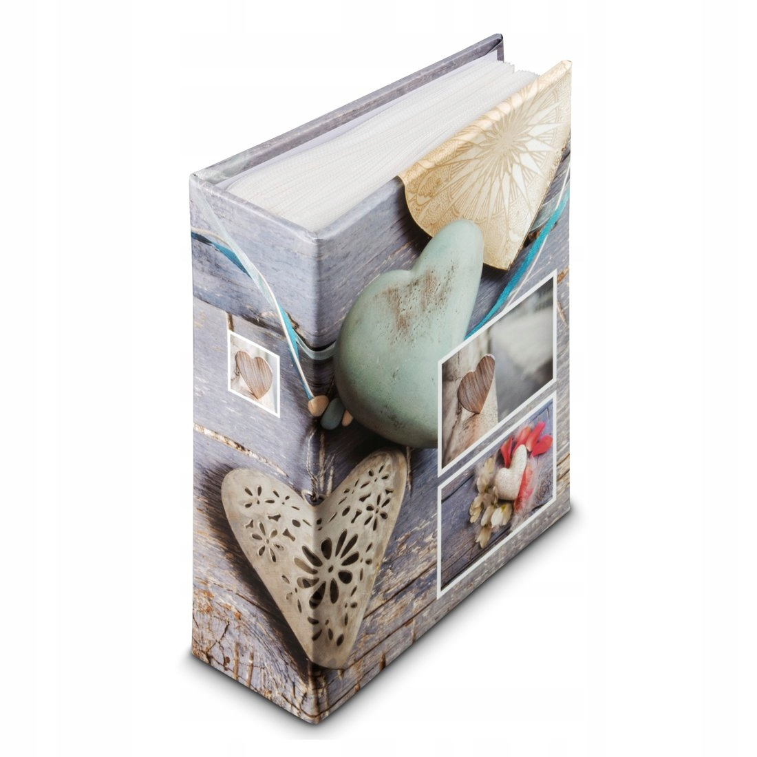 Obiekt w kształcie książki z dekoracjami w kształcie serca i ramkami na zdjęcia na rustykalnym tle drewna.