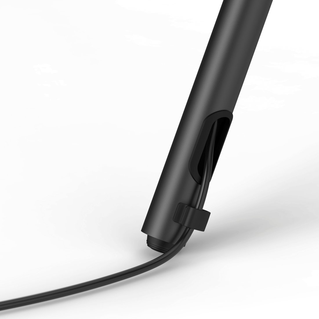 Czarny uchwyt na kabel mocuje czarny kabel do czarnego stojaka na białym tle.