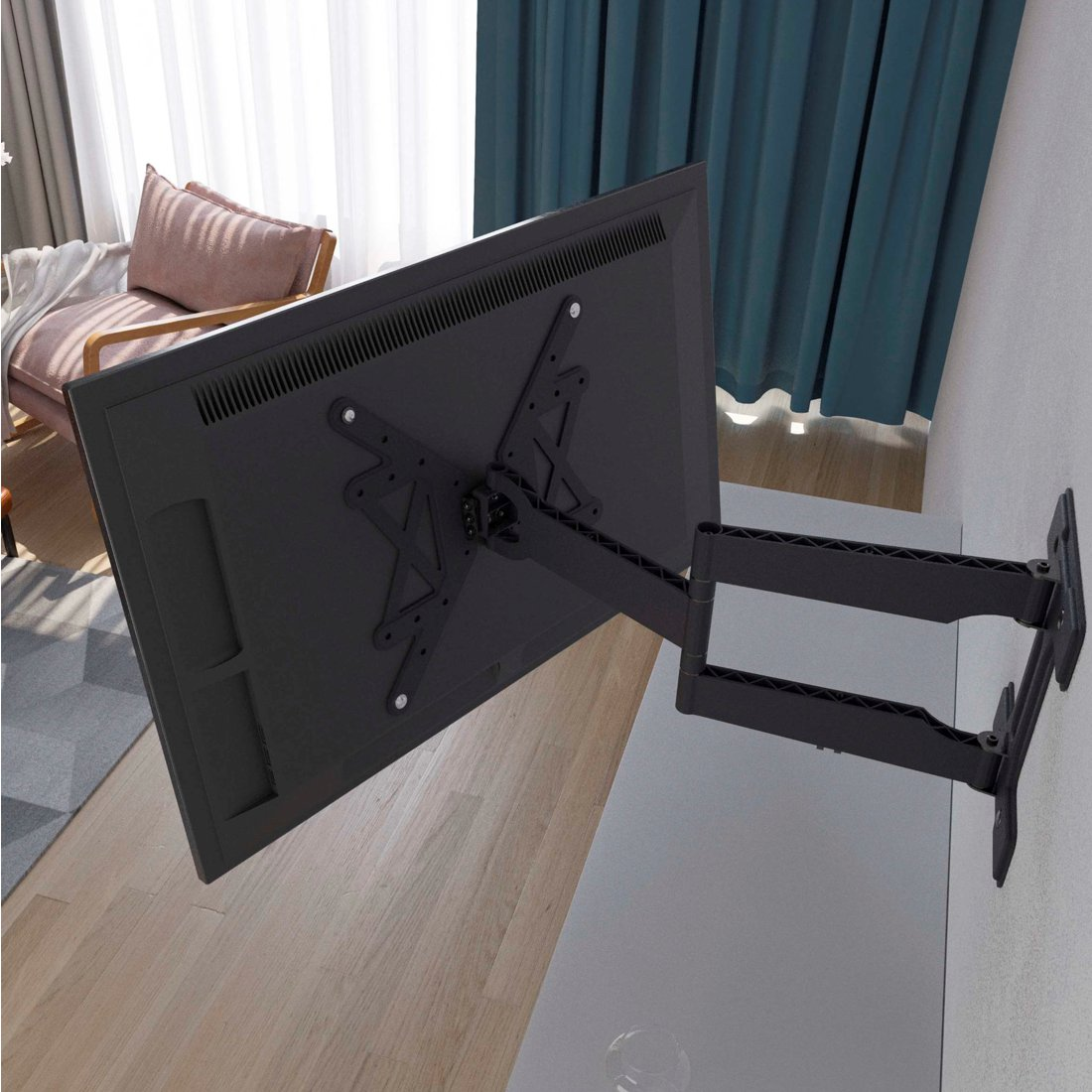 Czarny telewizor na uchwycie ściennym, z fotelem w tle.