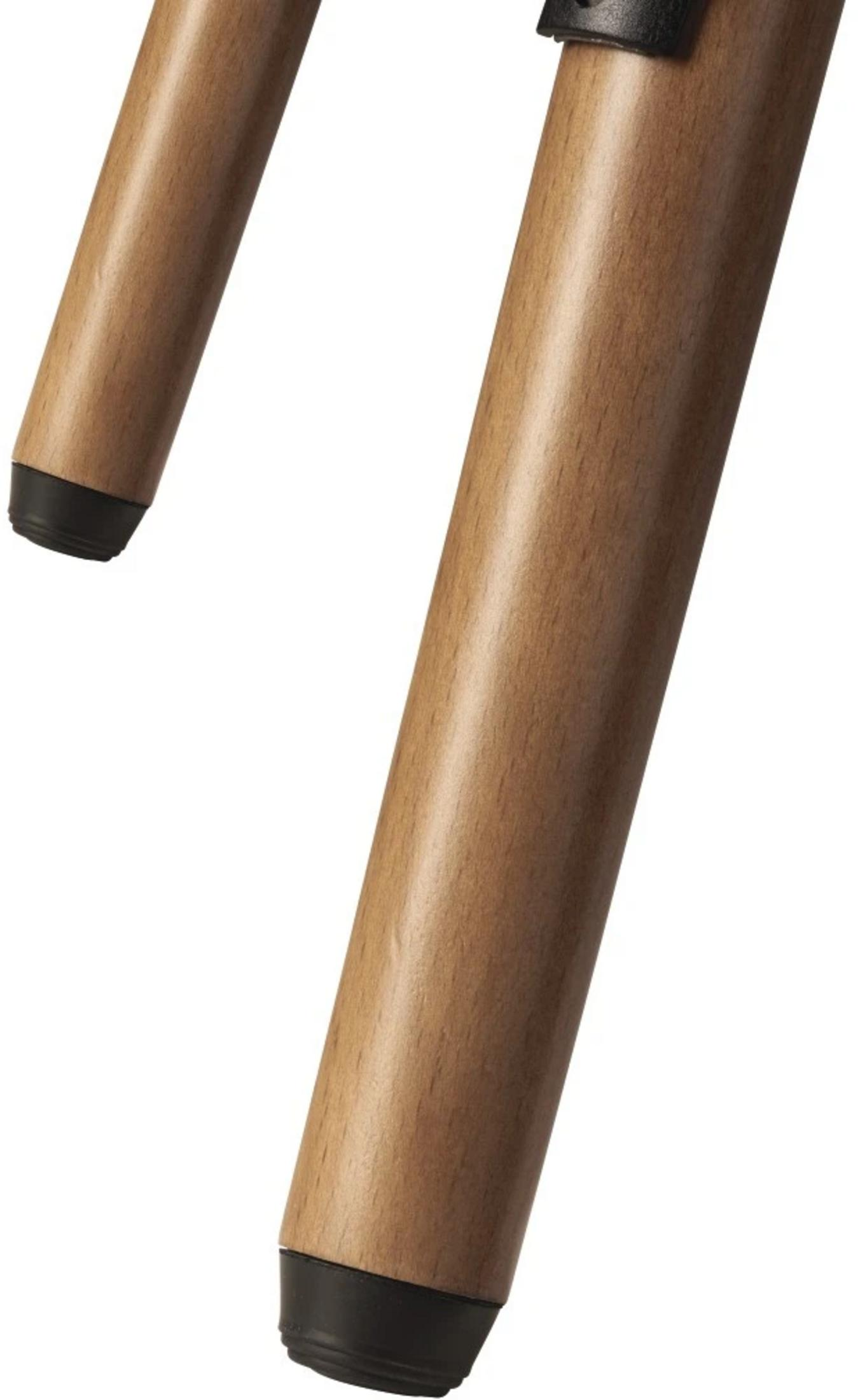 Dwie drewniane nogi krzesła z czarnymi gumowymi stopkami na białym tle.