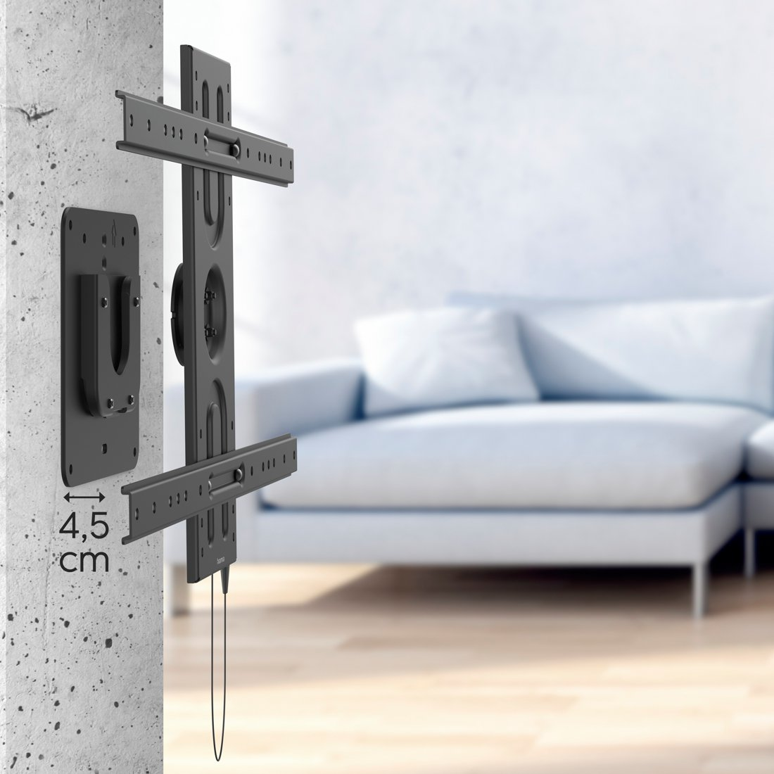 Czarny uchwyt ścienny do TV na betonowej ścianie, z miarą 4,5 cm.