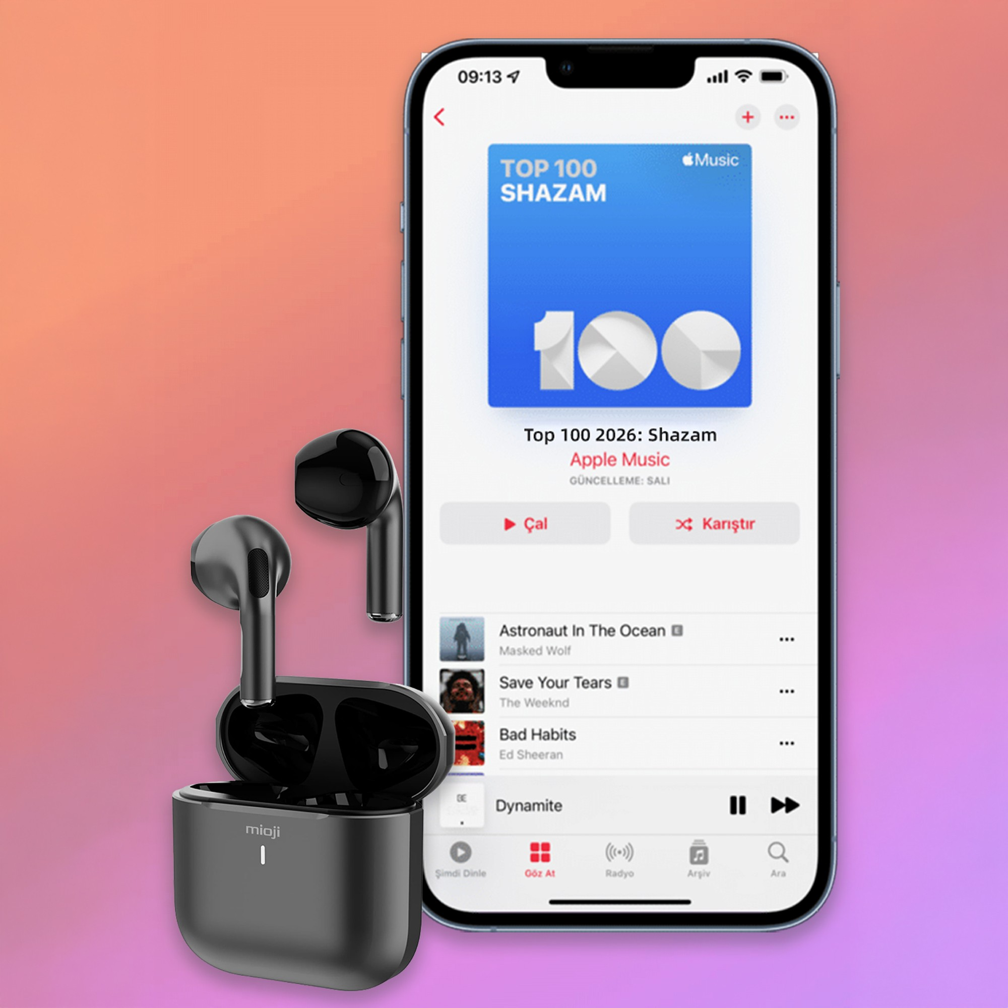 En iyi listeleri gösteren Apple Music'i görüntüleyen bir iPhone'un yanında siyah kablosuz kulaklıklar.
