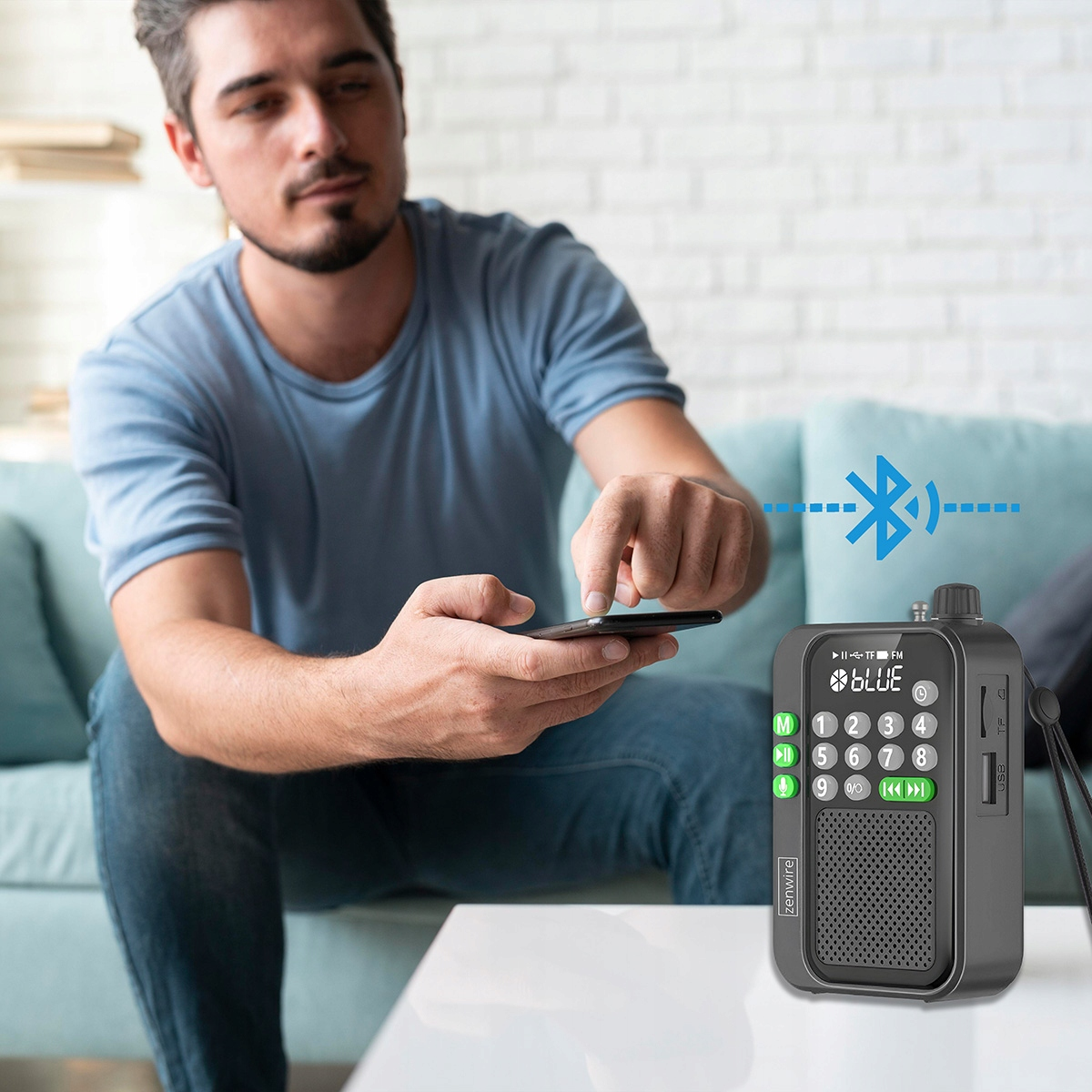 Mężczyzna używa smartfona do połączenia przenośnego radia przez Bluetooth.