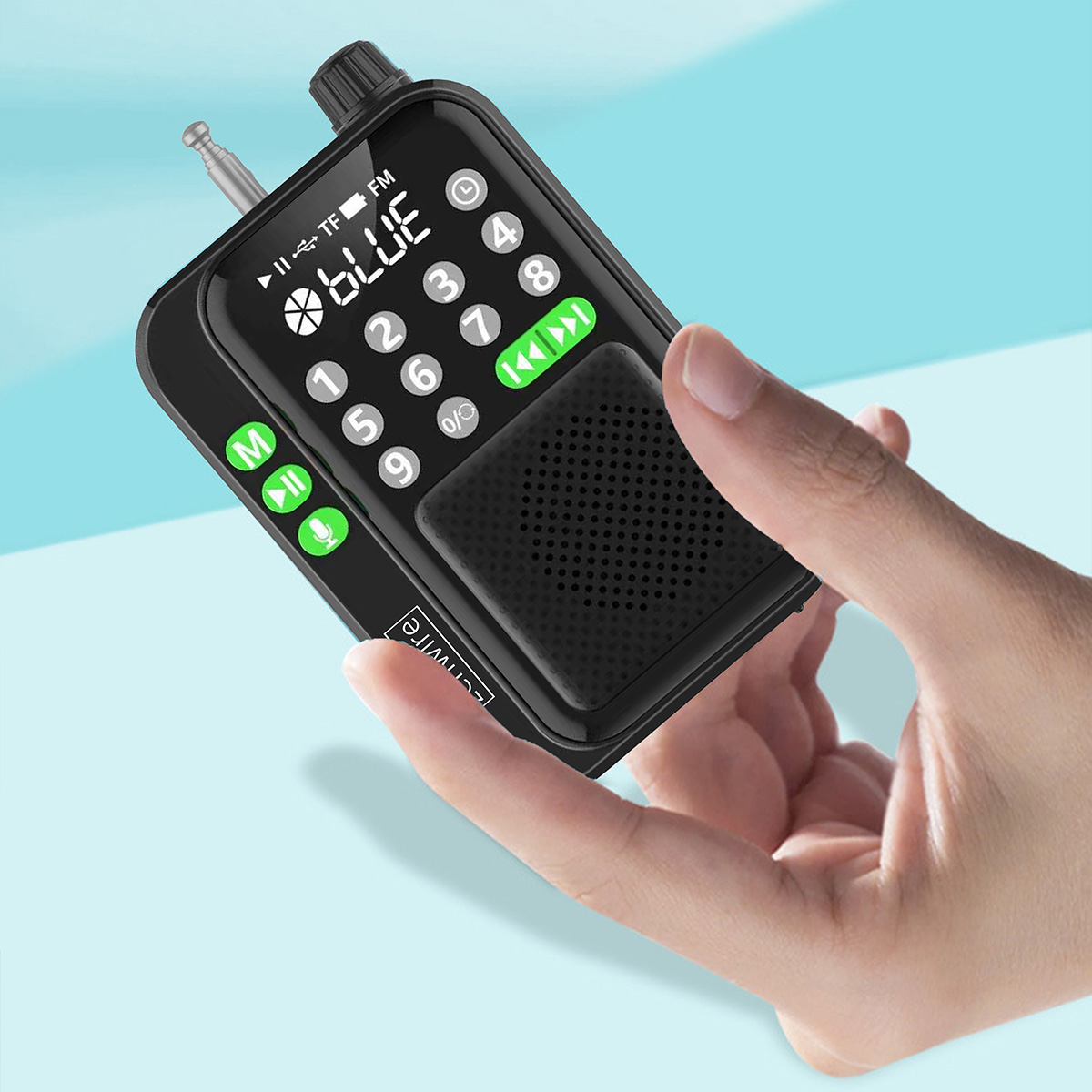 Dłoń trzyma czarne radio z przyciskami i ekranem.