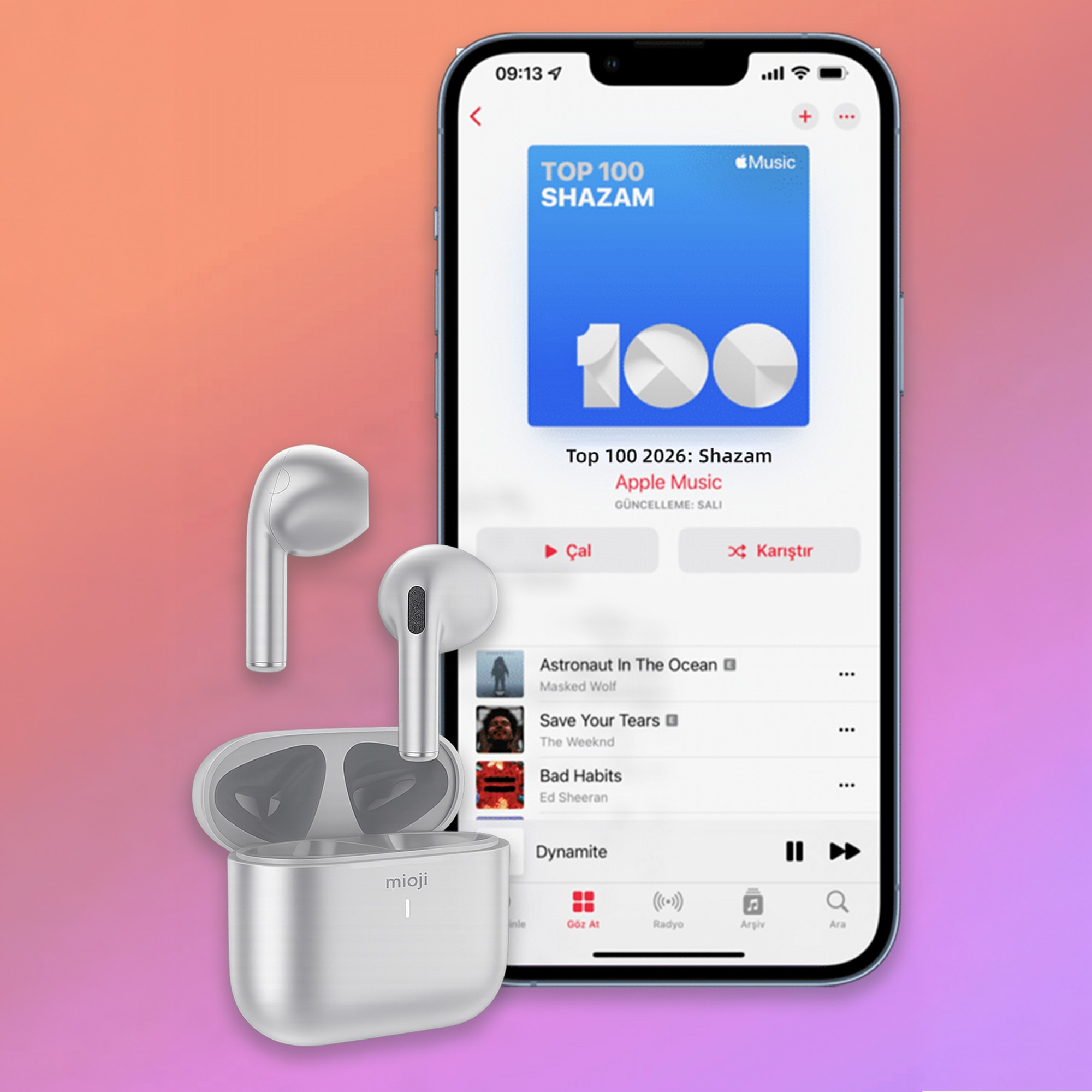 Apple Music'in En İyi 100 Shazam listesini gösteren iPhone'un yanında gümüş rengi kulaklıklar.