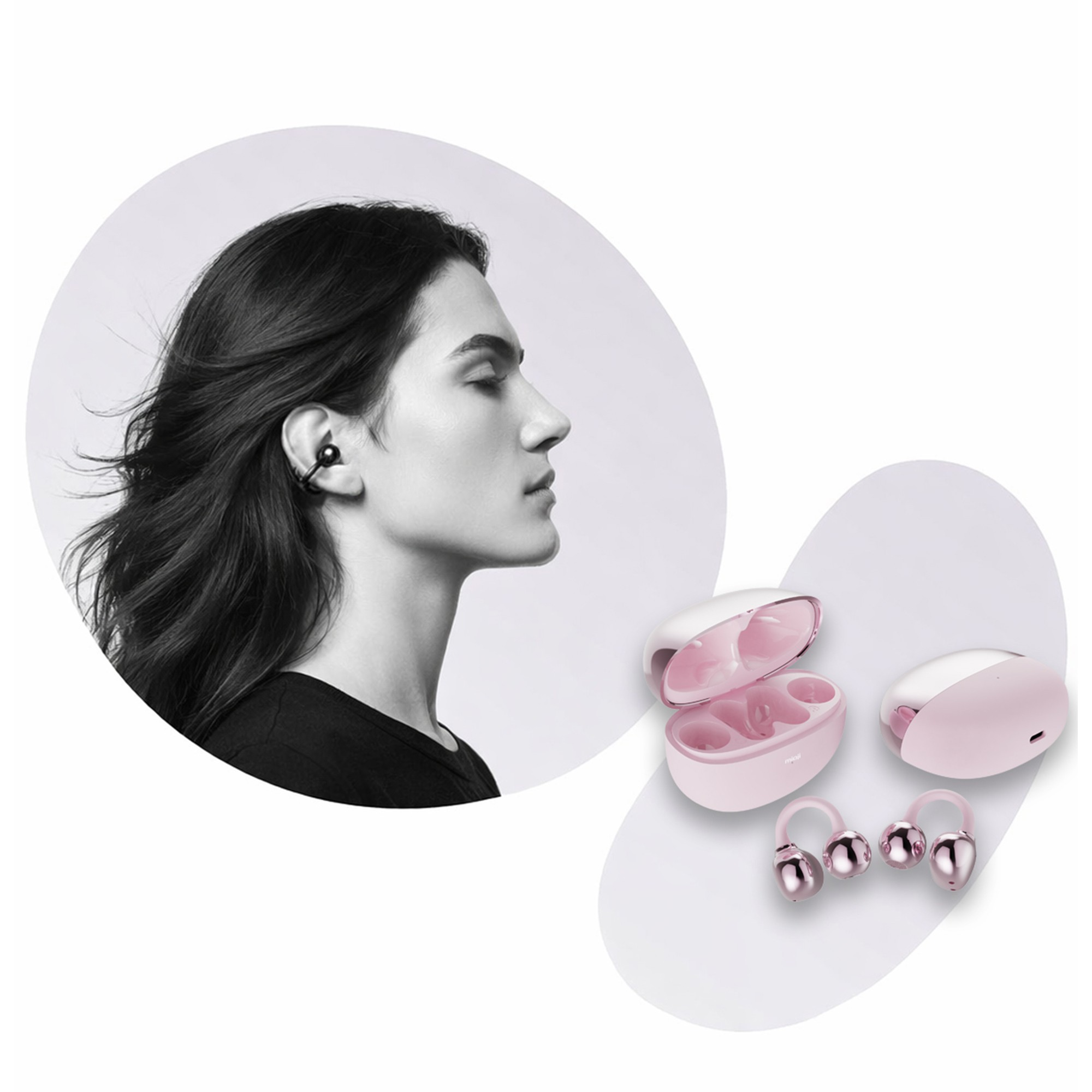 Kulaklık takan bir kadın, kulaklıkları olan pembe şarj kutusunun yanında.