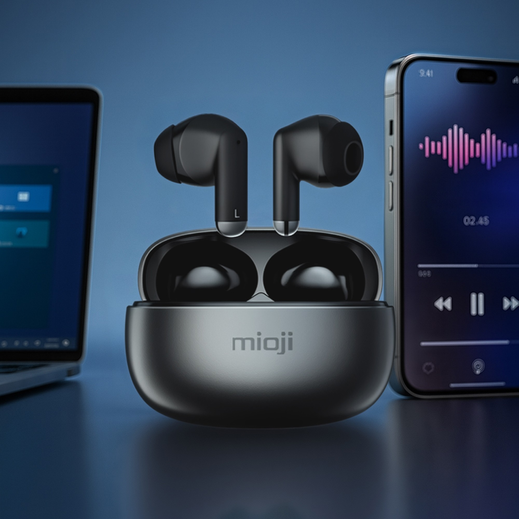 Müzik çaları gösteren dizüstü bilgisayar ve telefonun yanında şarj kutusunda siyah kulaklıklar.