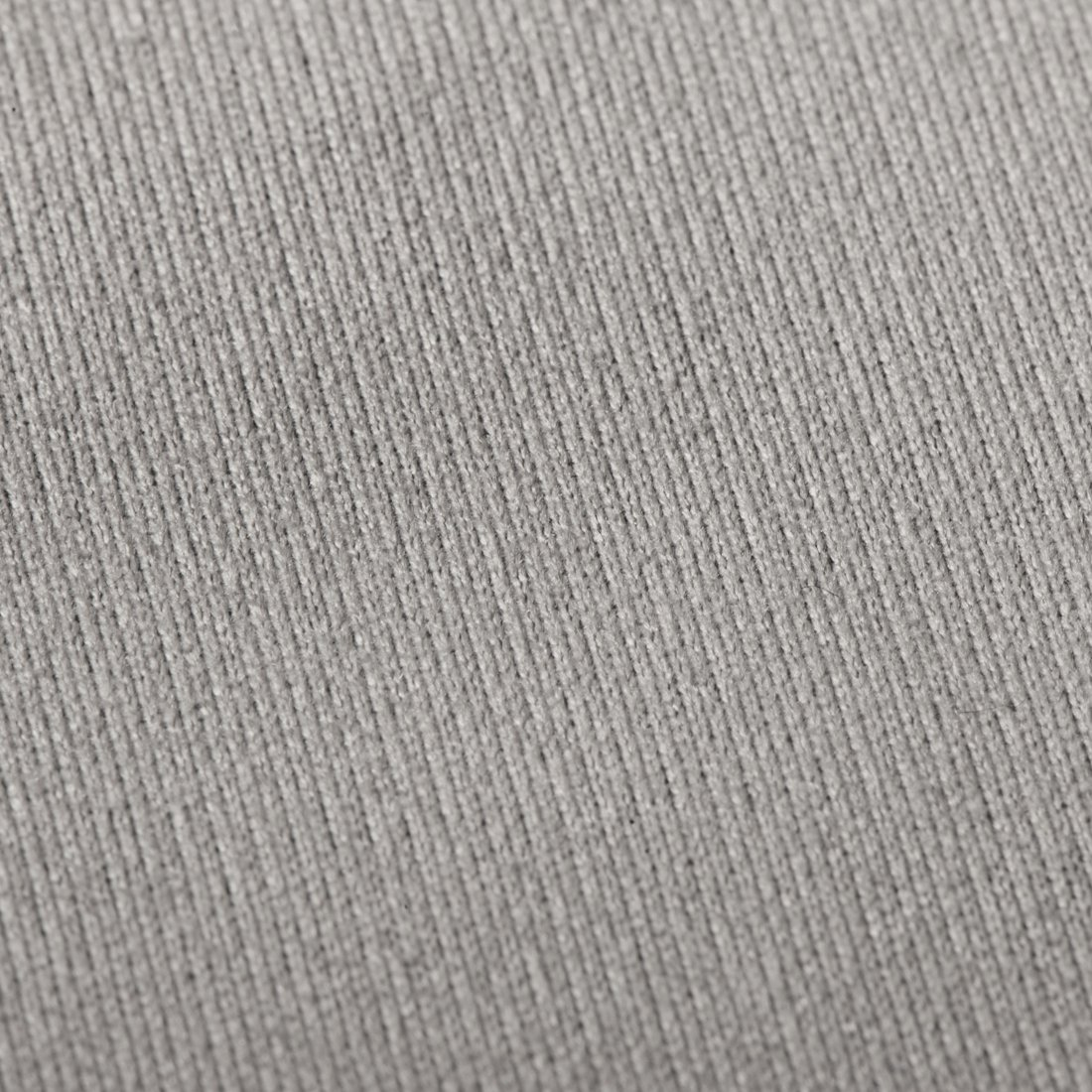 Zbliżenie na szarą fakturę dzianiny prążkowanej.