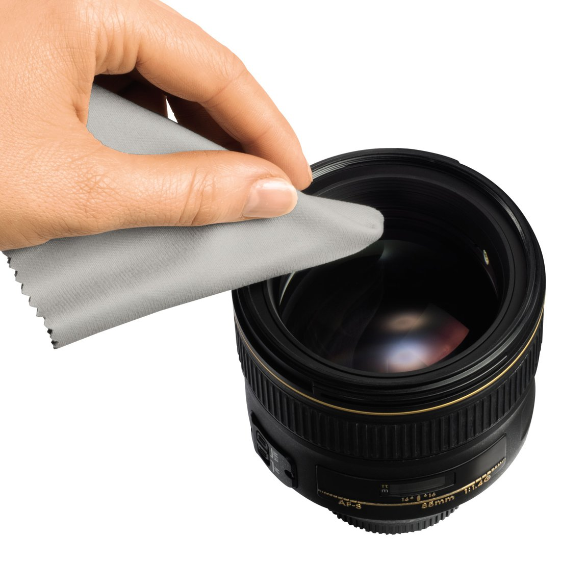 Ręka czyści obiektyw aparatu szarą ściereczką.
