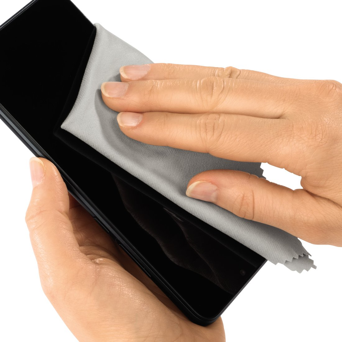 Ręce czyszczą czarny ekran smartfona szarą ściereczką.