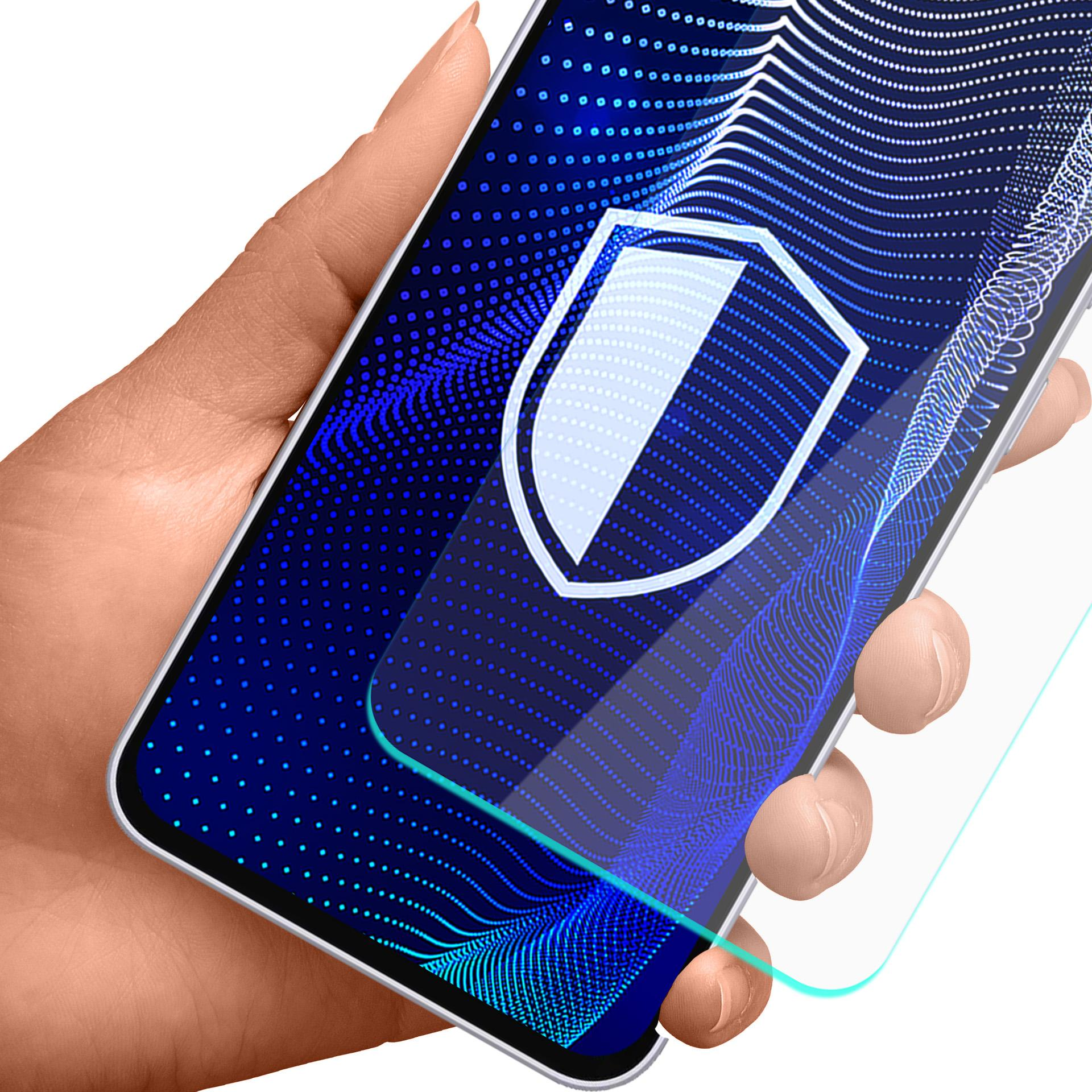 Dłoń trzymająca smartfon z niebieską ikoną tarczy i falistym wzorem.