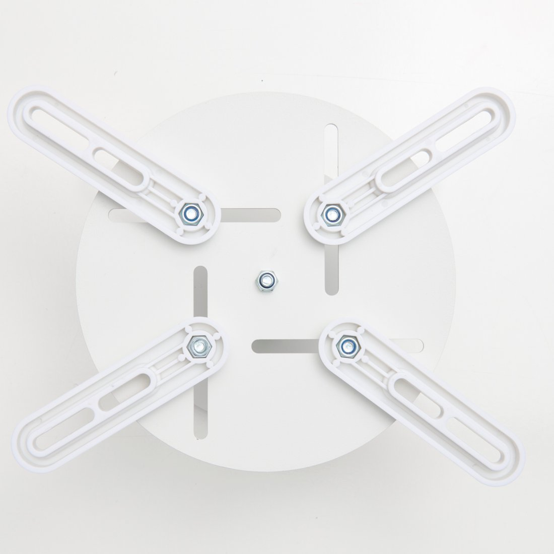 Biały uchwyt sufitowy z czterema regulowanymi ramionami i śrubami.