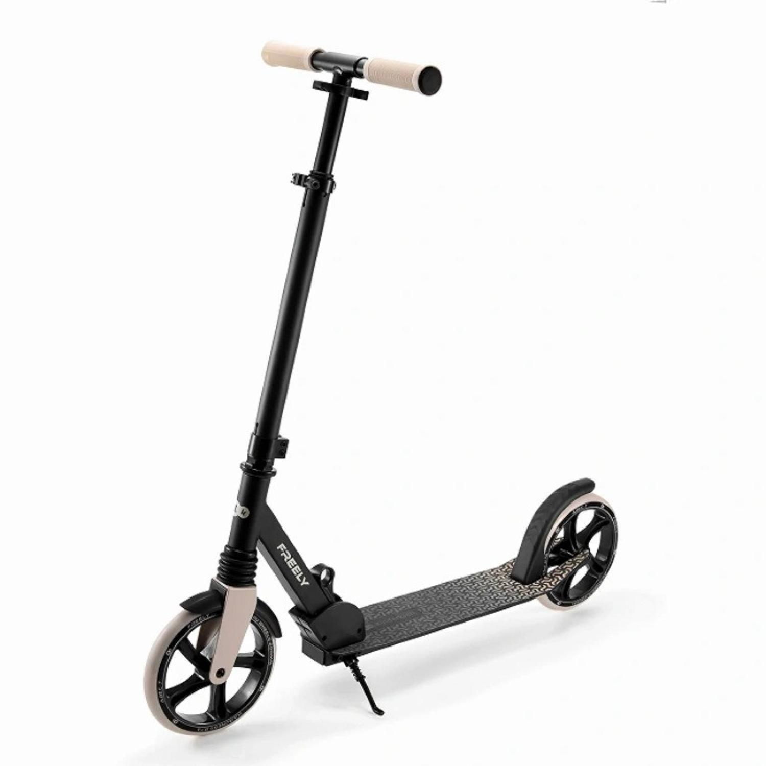Ein schwarzer Roller mit beige Griffen und Rädern steht auf weißem Hintergrund.