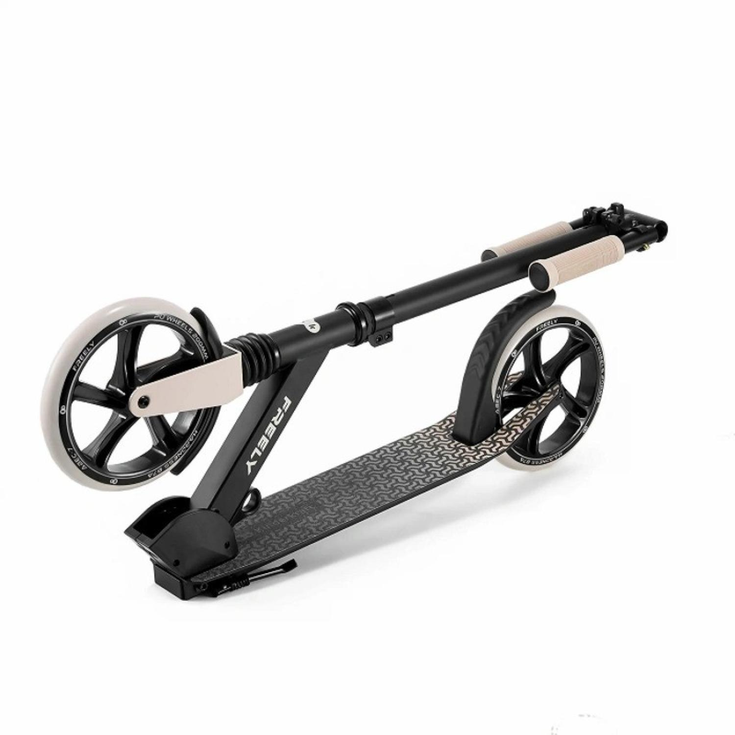 Ein schwarzer Roller mit weißen Reifen und beigen Griffen steht auf weißem Grund.