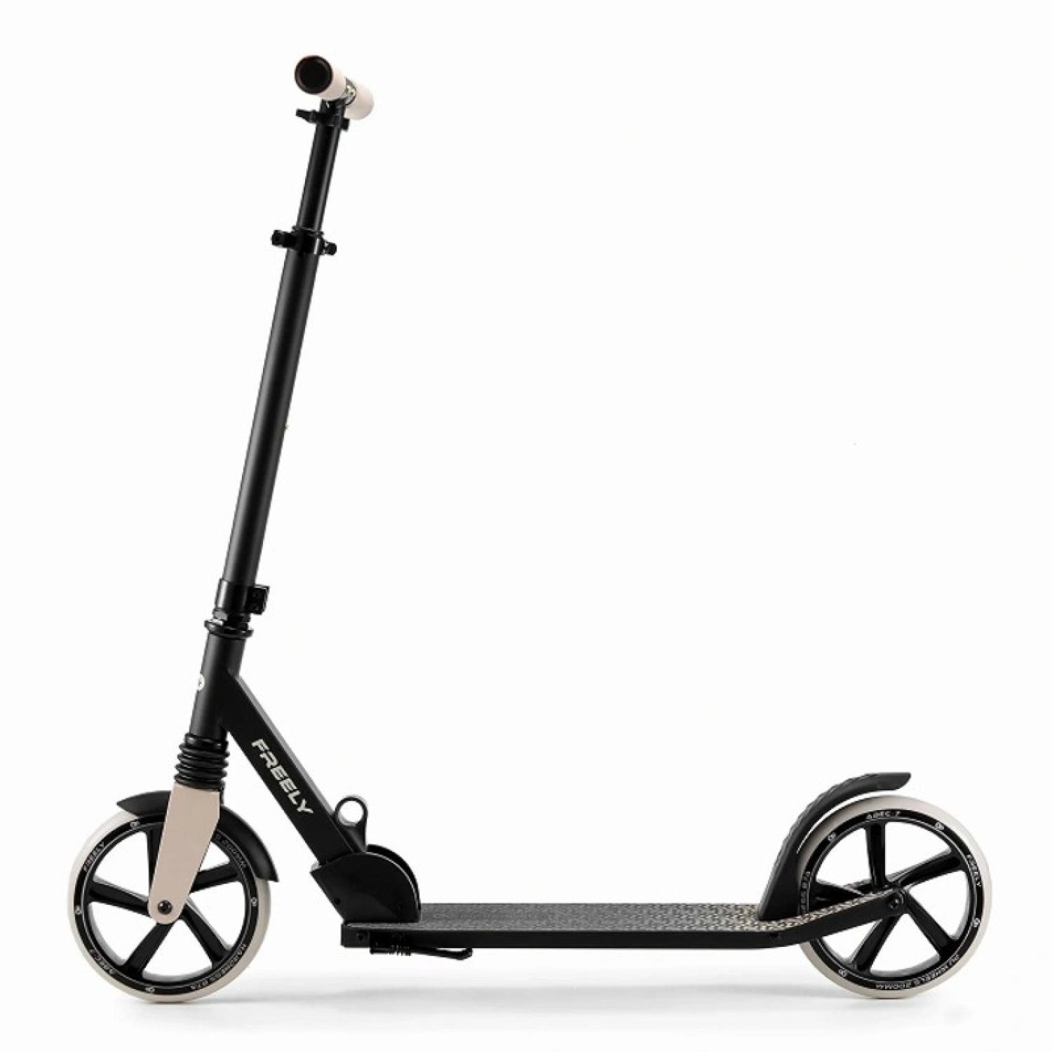 Ein schwarzer Roller mit weißen Akzenten auf den Rädern und Griffen.