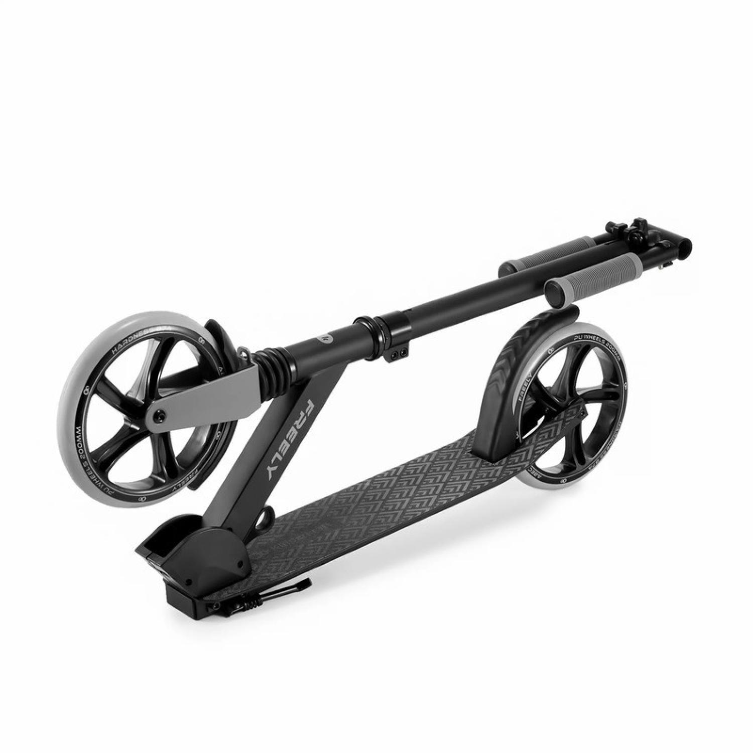 Schwarzer Roller mit zwei Rädern, gefaltet und auf dem Boden liegend.