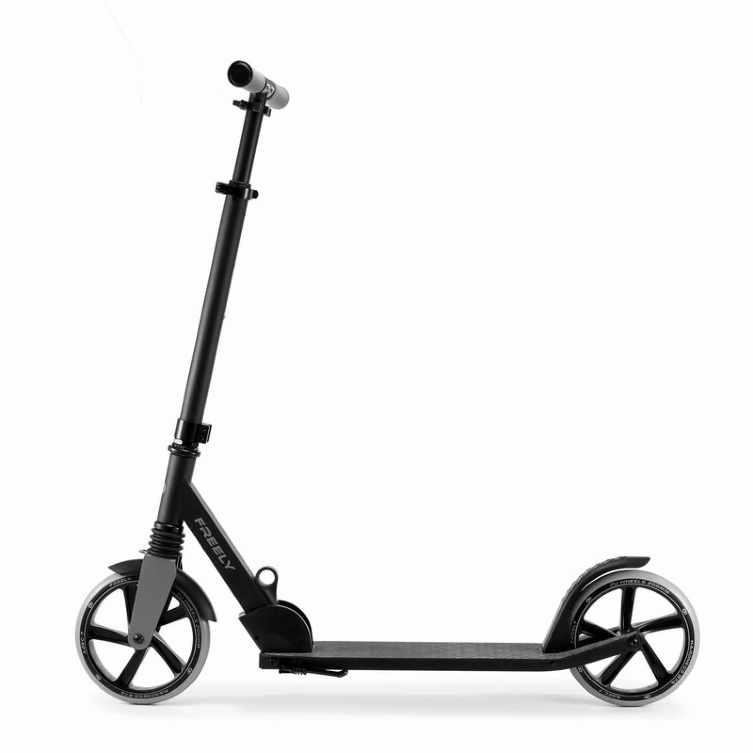 Ein schwarzer Roller mit großen Rädern und dem Aufdruck FREELY.