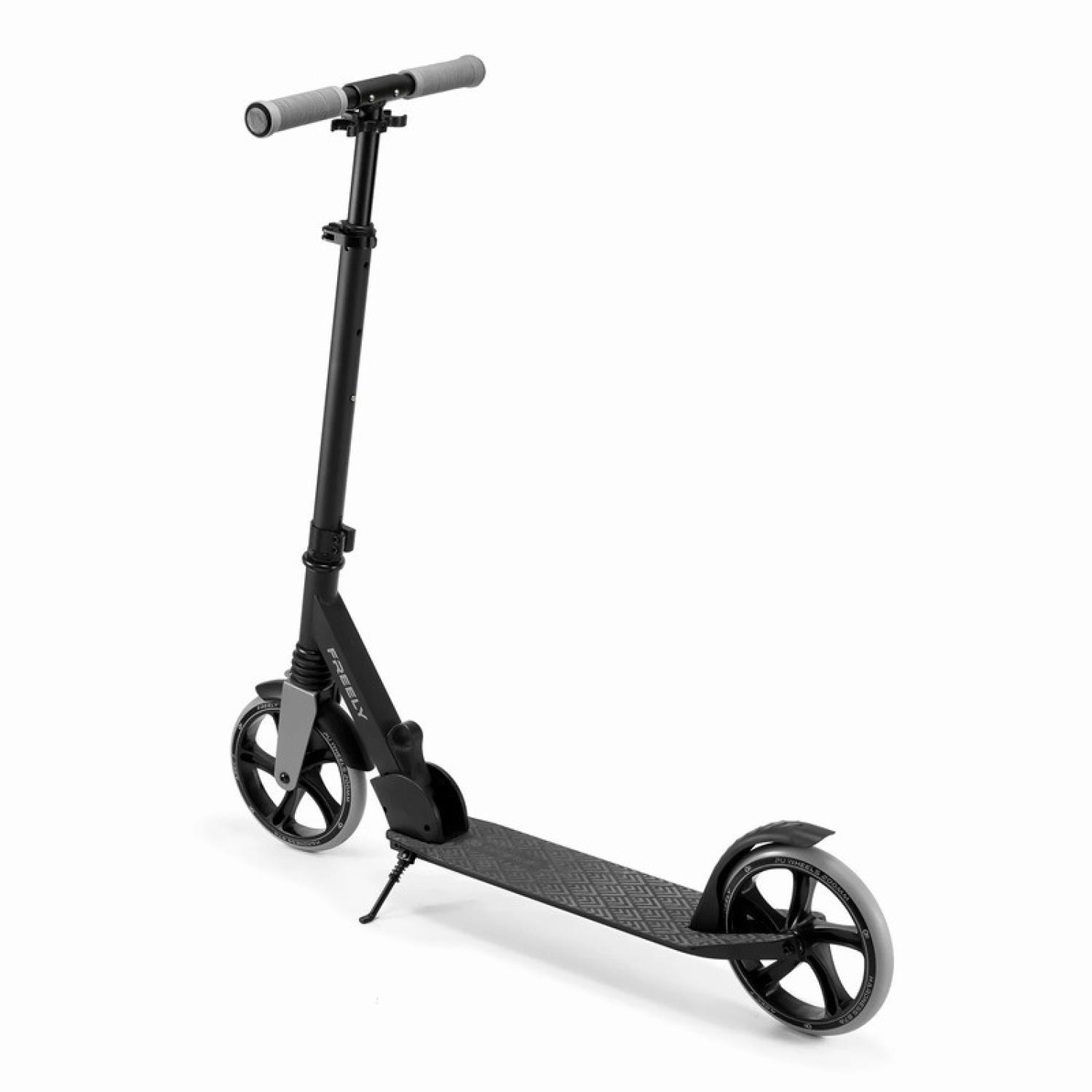 Ein schwarzer Roller mit grauen Griffen und Rädern steht auf einem weißen Hintergrund.