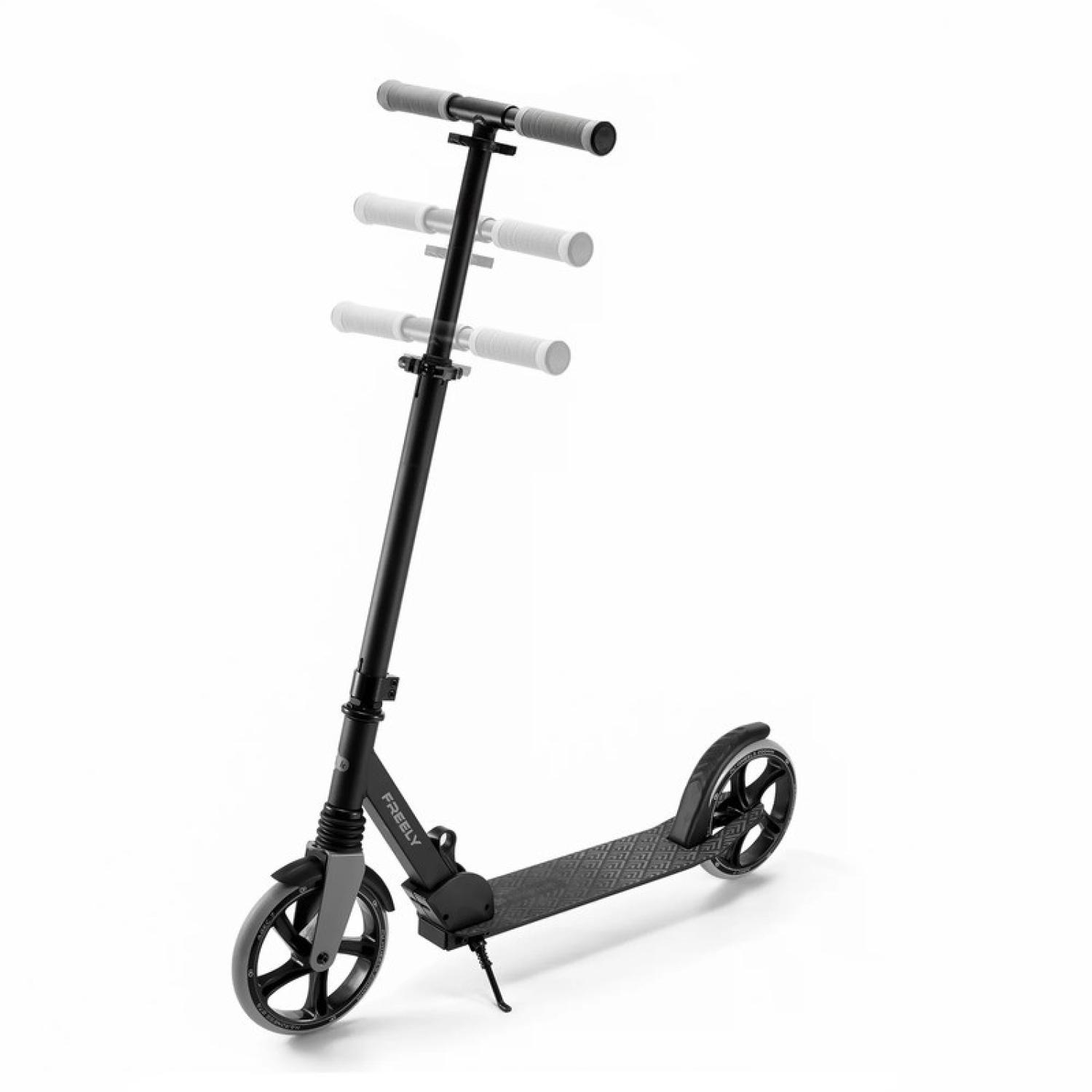 Ein schwarzer Roller mit grauen Griffen und Rädern steht auf weißem Hintergrund.