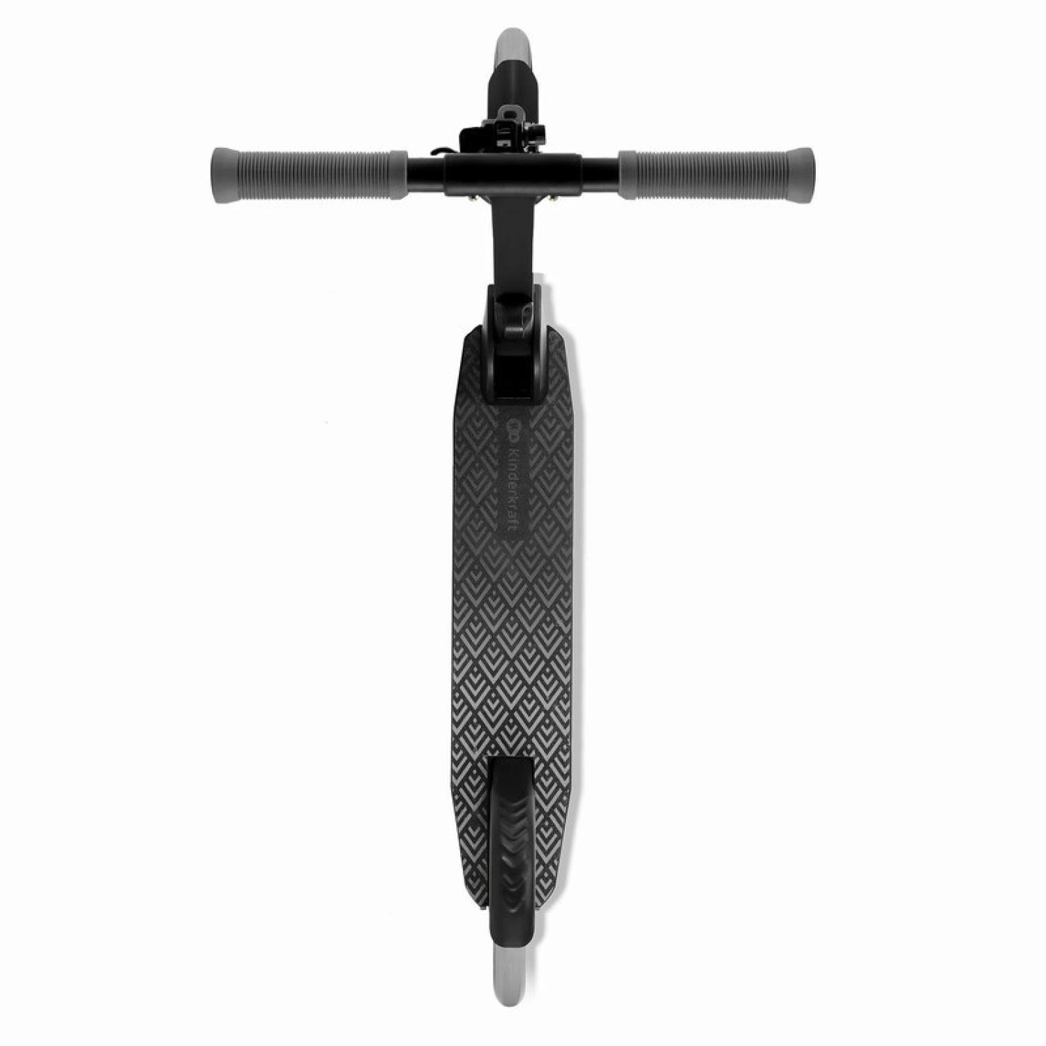 Ein schwarzer Roller mit grauem Lenker und Muster auf dem Trittbrett.
