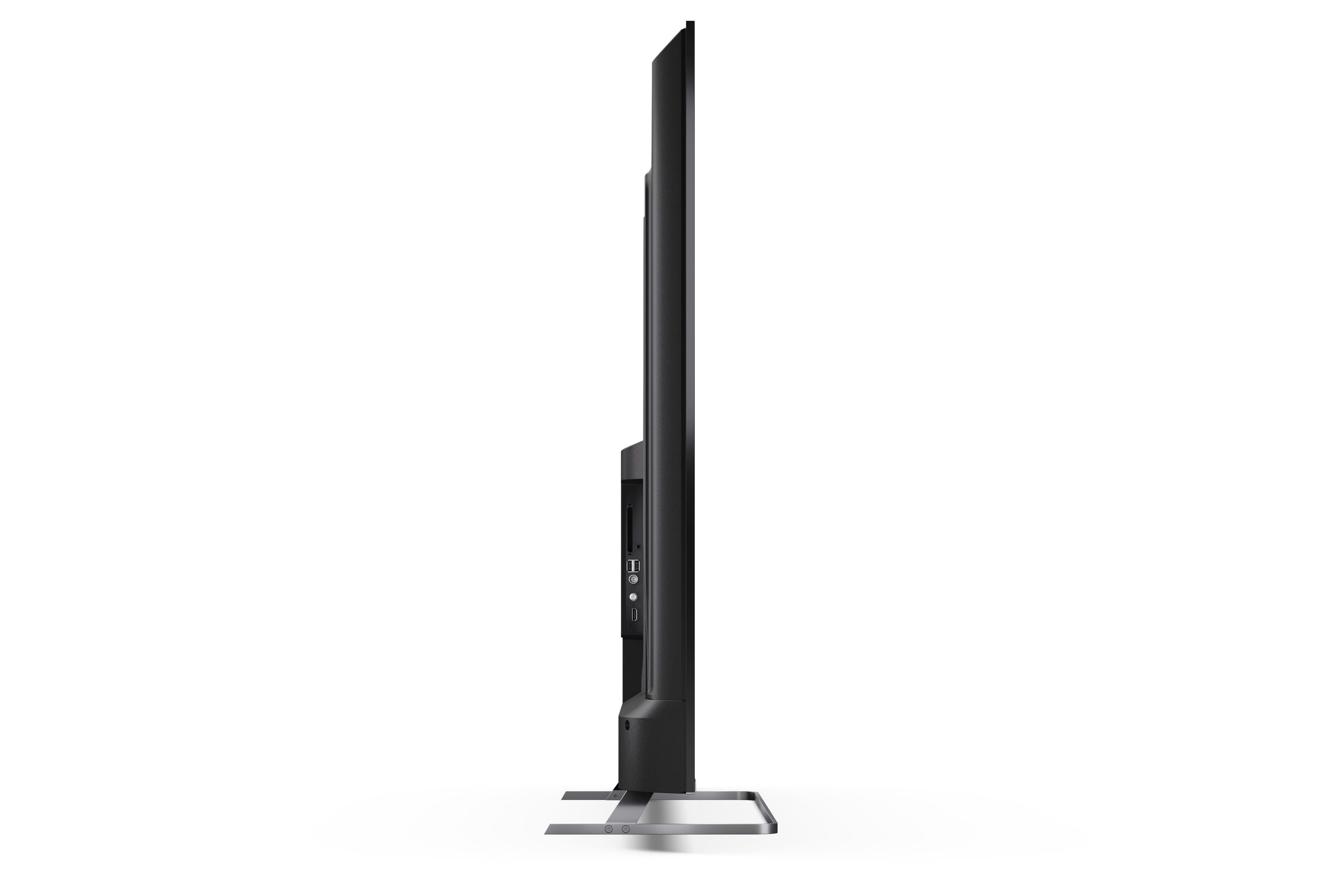 Vista laterale di una TV nera sottile su un supporto argentato.