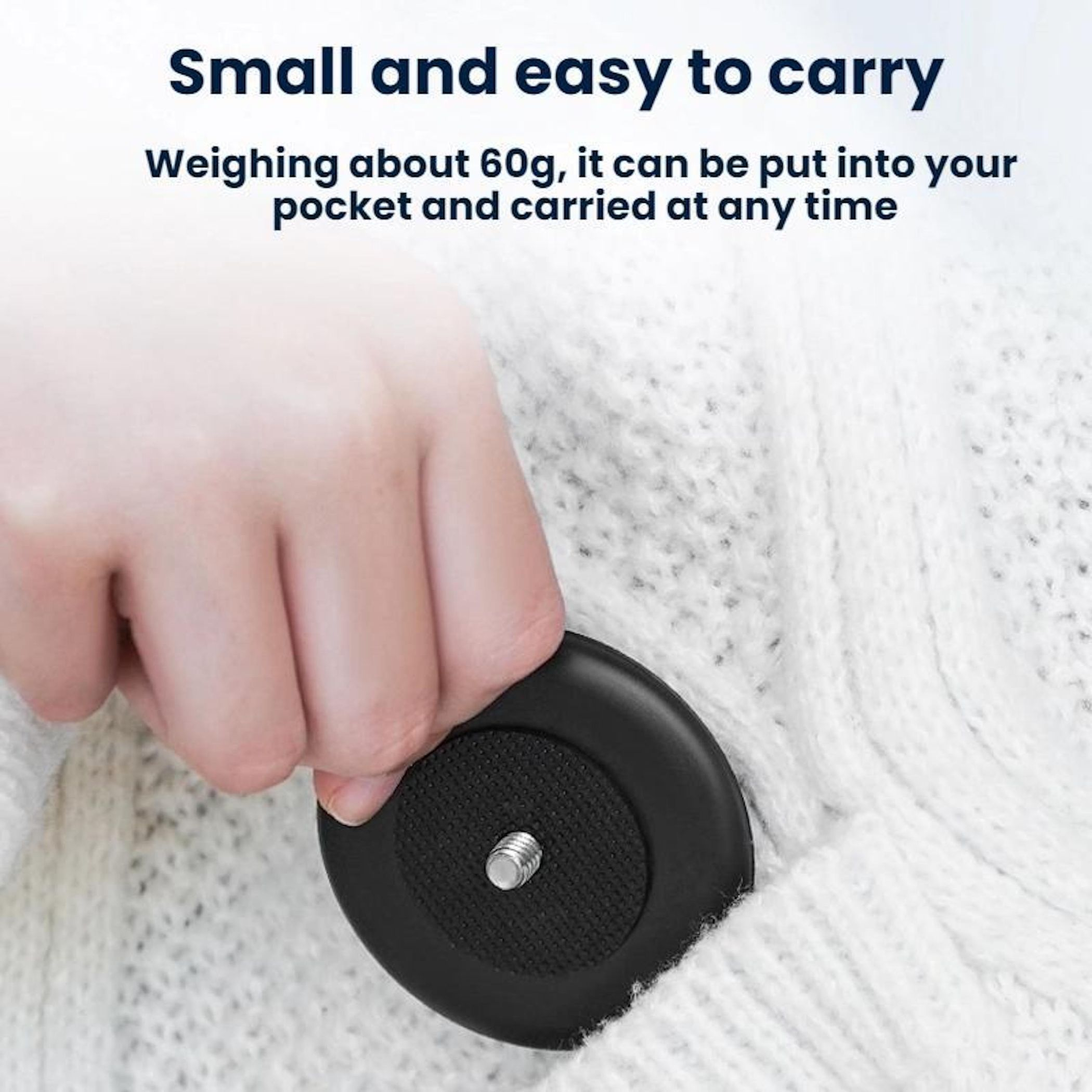 Eine Hand steckt einen kleinen schwarzen Adapter in einen weißen Pullover.