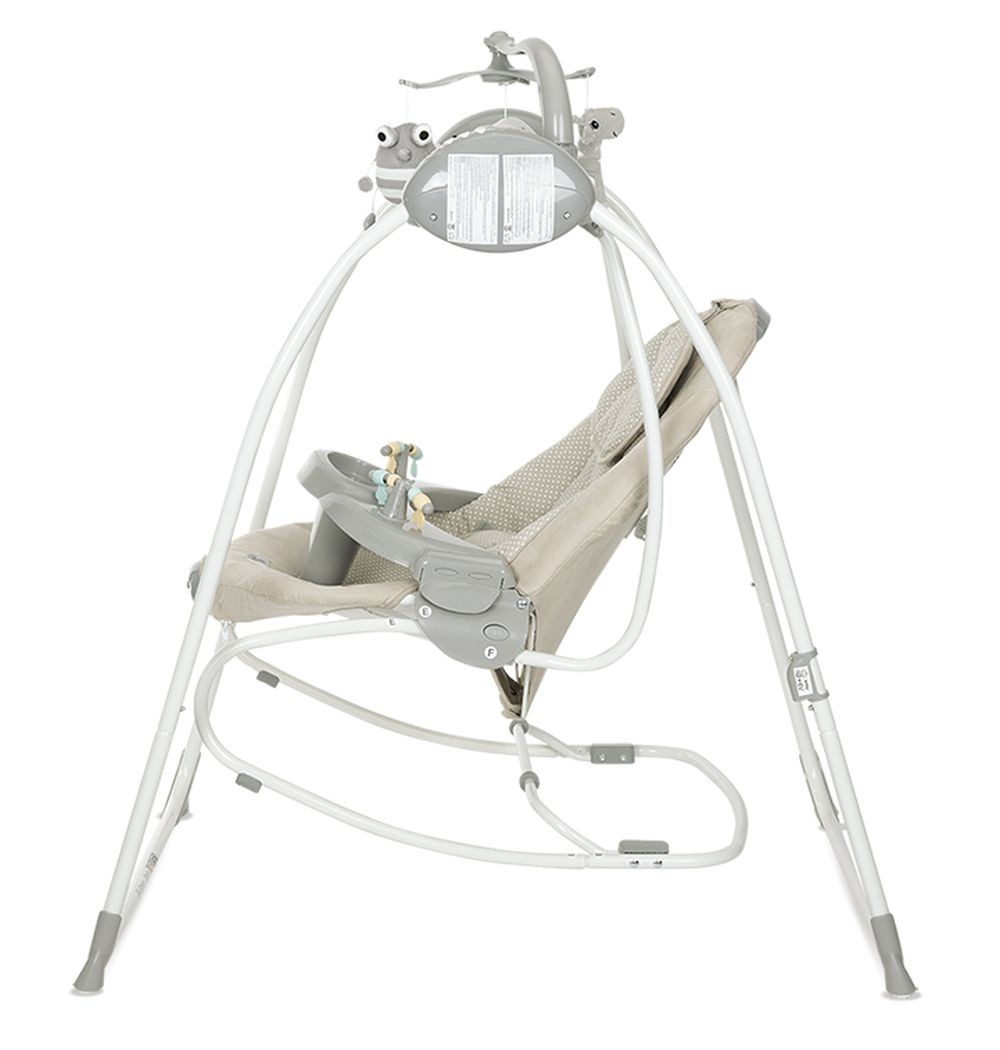 Ein beiger Baby-Schaukelstuhl mit Spielzeug und einem Spielbügel.