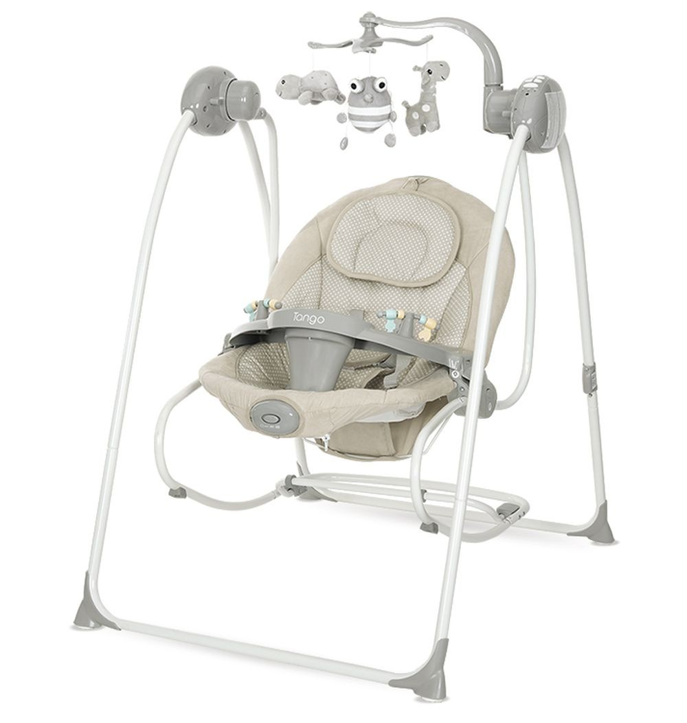 Eine hellbeige Babyschaukel mit Spielzeug und Sicherheitsgurt auf weißem Hintergrund.